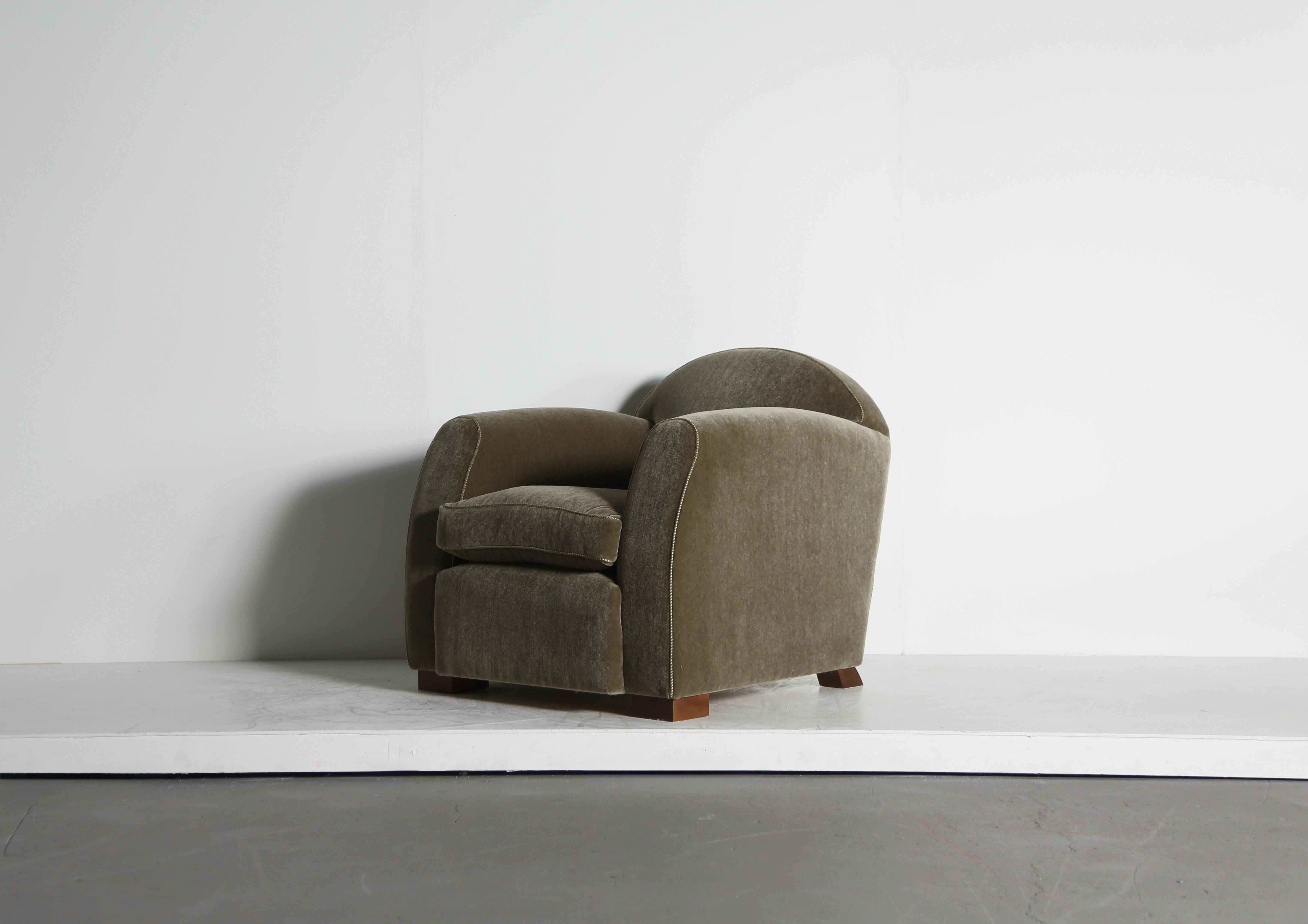Coppia di poltrone club con braccio curvo, imbottite in puro mohair in vendita 10