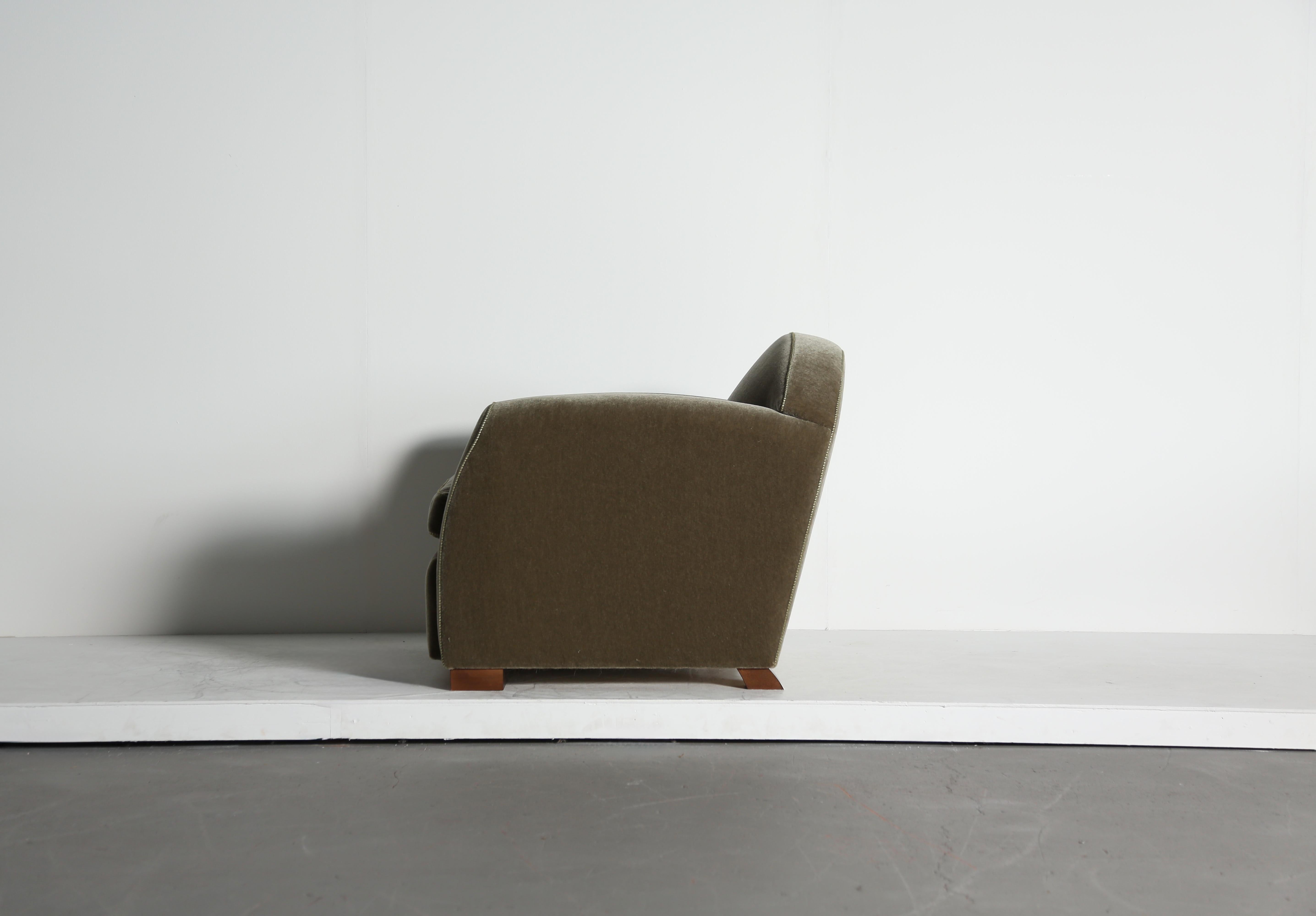 Coppia di poltrone club con braccio curvo, imbottite in puro mohair in vendita 11