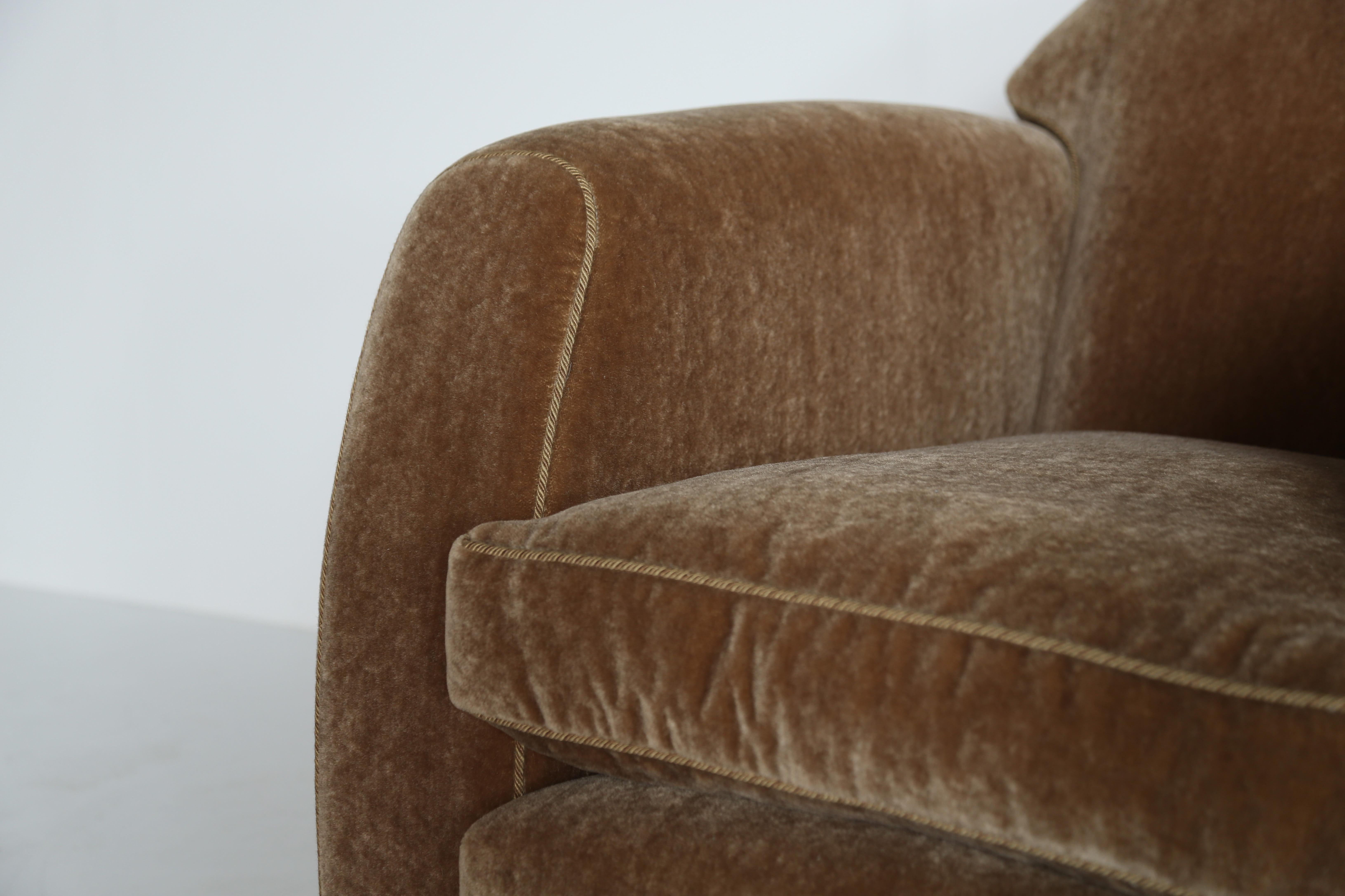 Pair of Curved Arm Club Chairs, Upholstered in Pure Mohair en vente 13