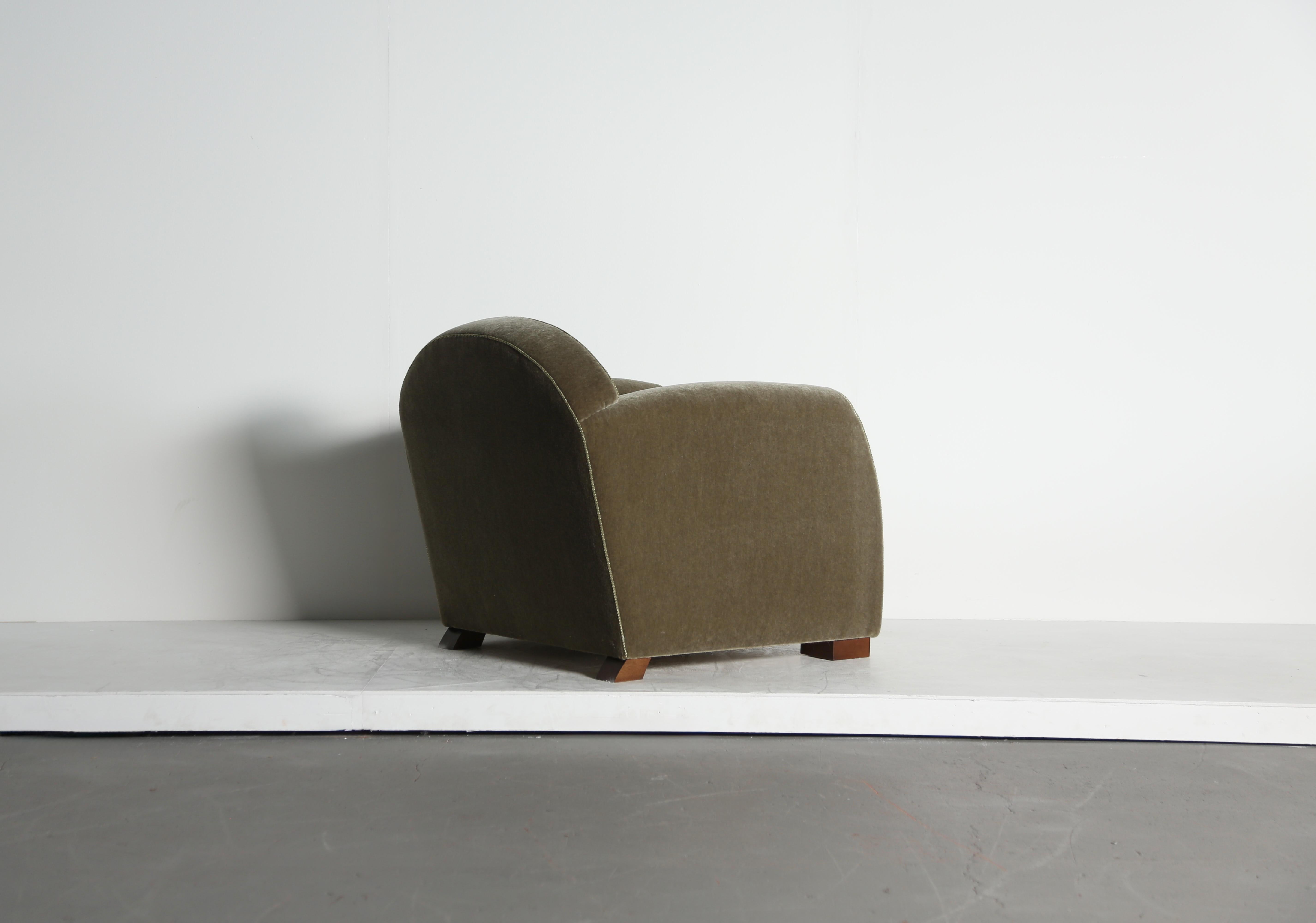 Coppia di poltrone club con braccio curvo, imbottite in puro mohair in vendita 12