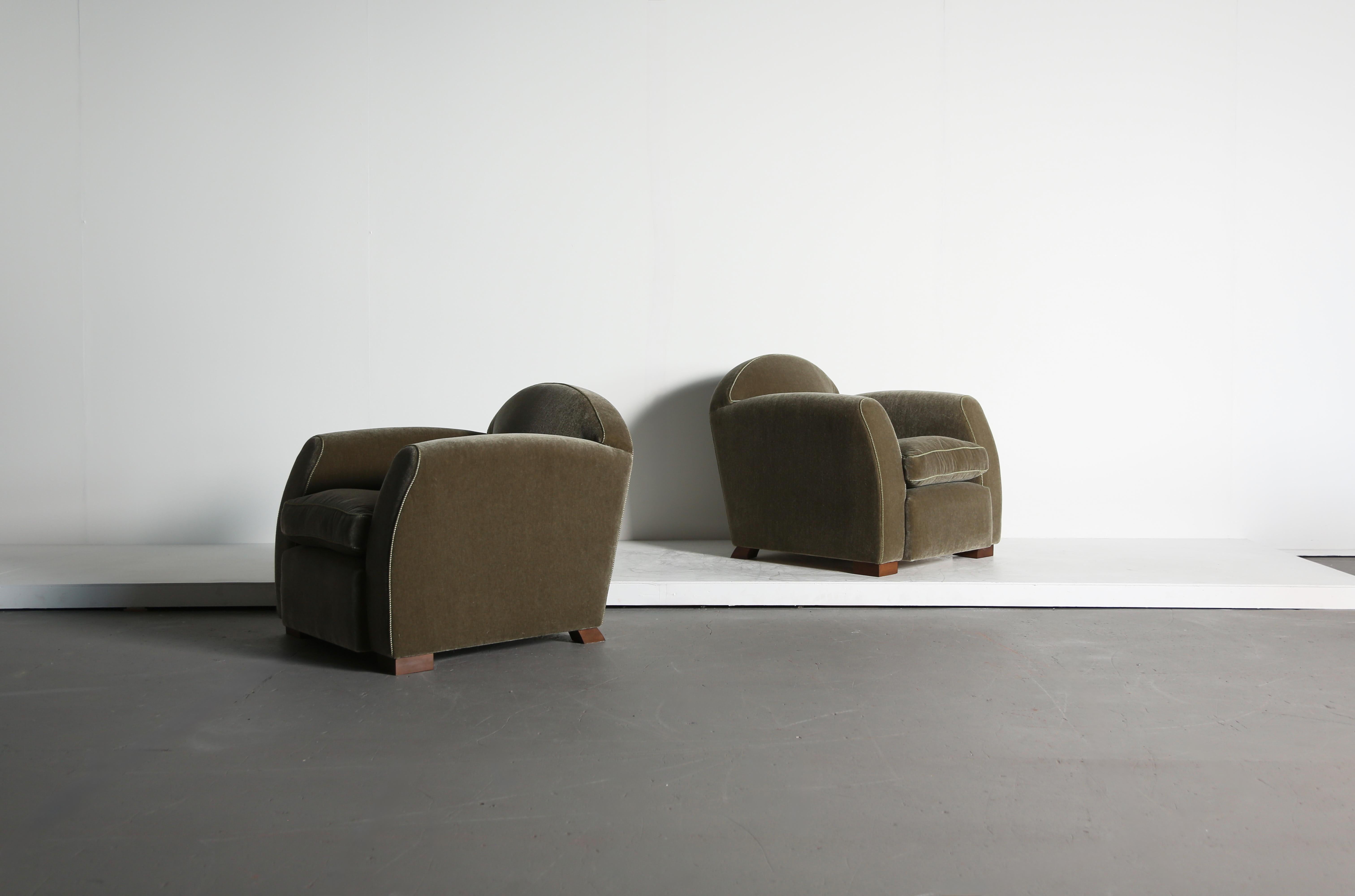 Una coppia elegante, lussuosa e confortevole di moderne poltrone con bracci curvi.  Struttura in Beeche, cuscini in piuma e sedili con molle.  È stato rivestito di recente con un tessuto di qualità superiore, verde oliva e muschio, in puro mohair,