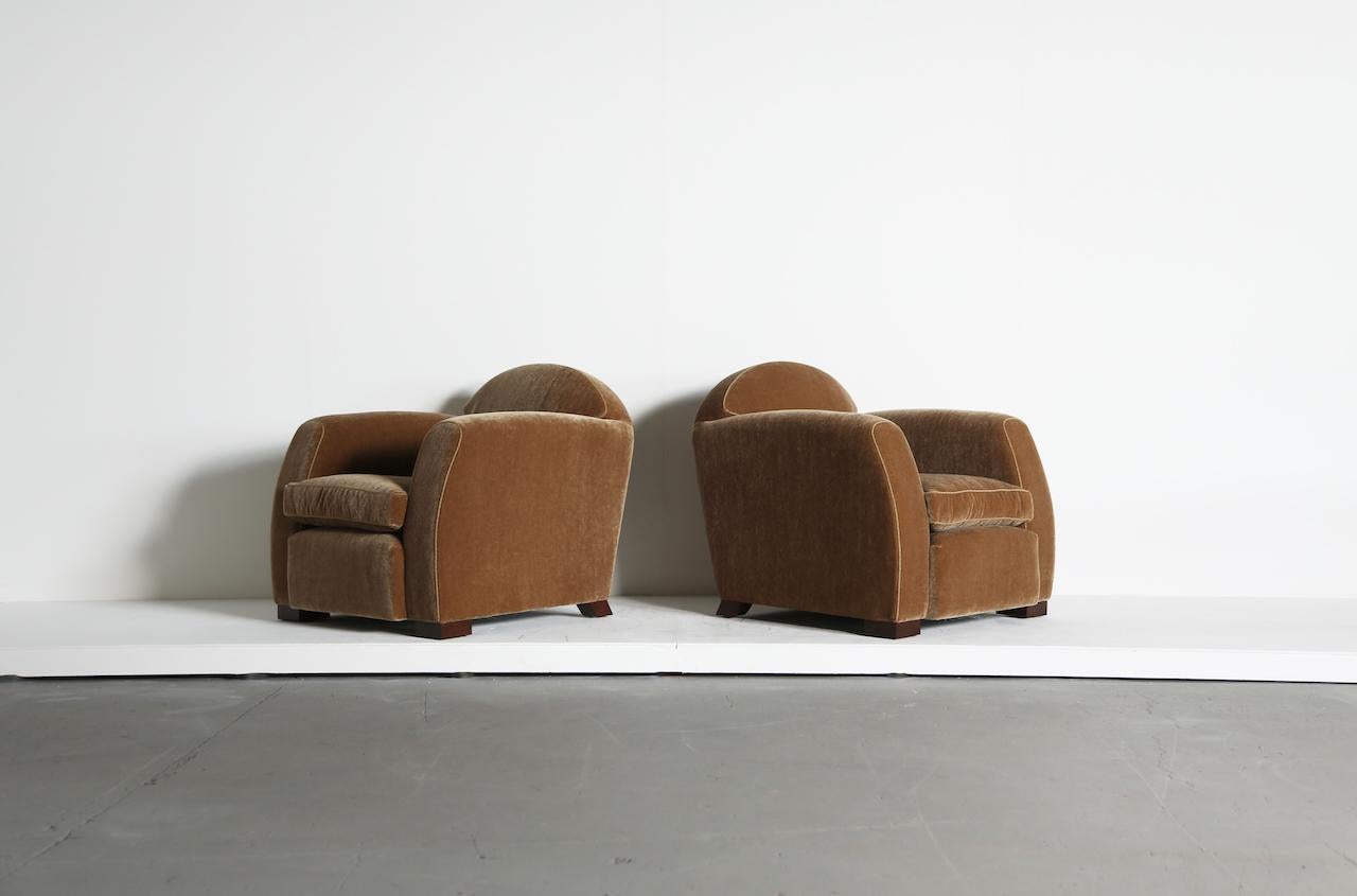Pair of Curved Arm Club Chairs, Upholstered in Pure Mohair en vente 14
