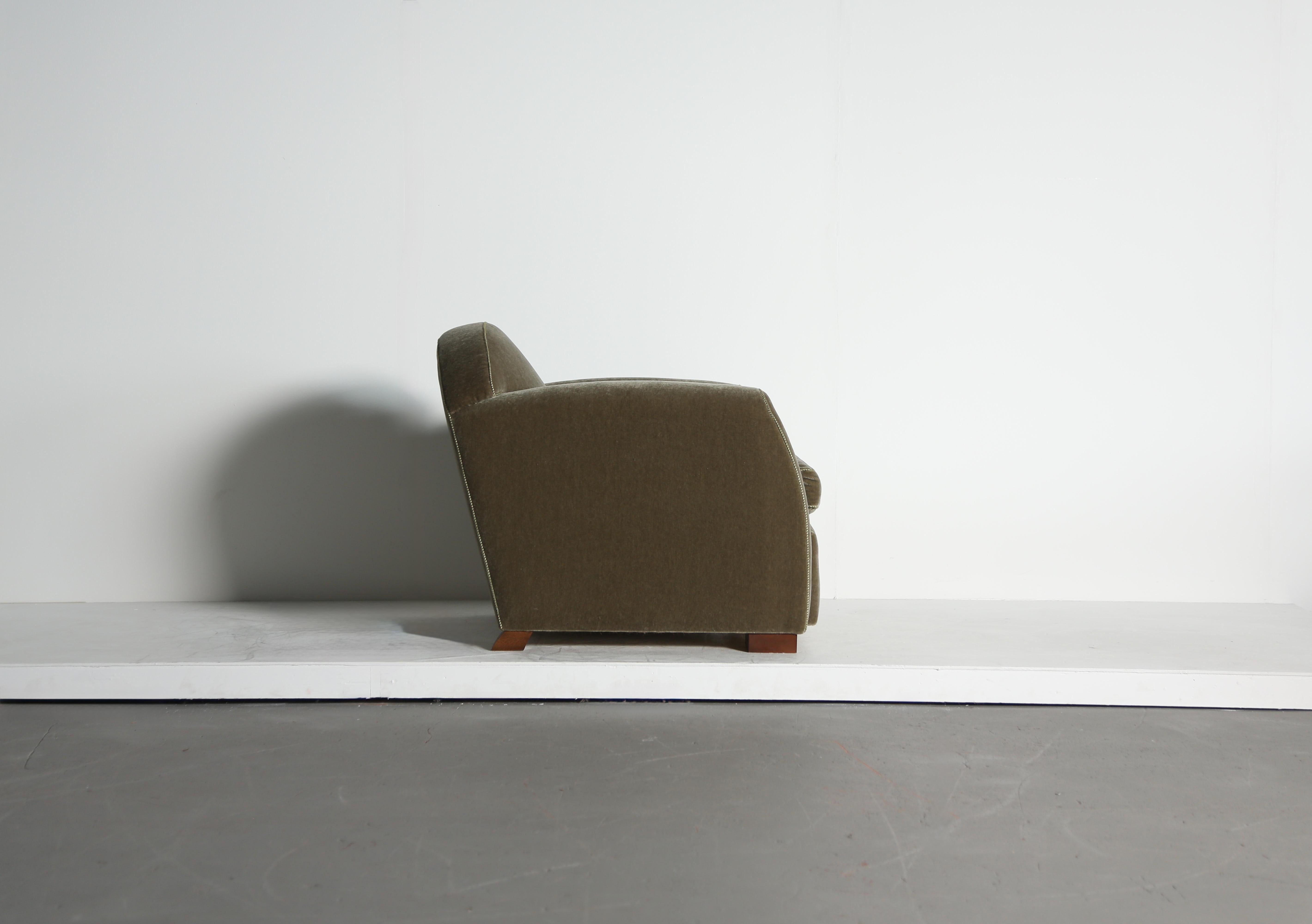 Coppia di poltrone club con braccio curvo, imbottite in puro mohair in vendita 13