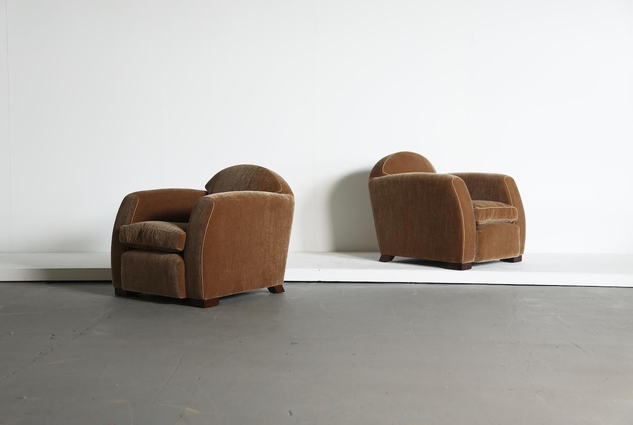 Art déco Pair of Curved Arm Club Chairs, Upholstered in Pure Mohair en vente