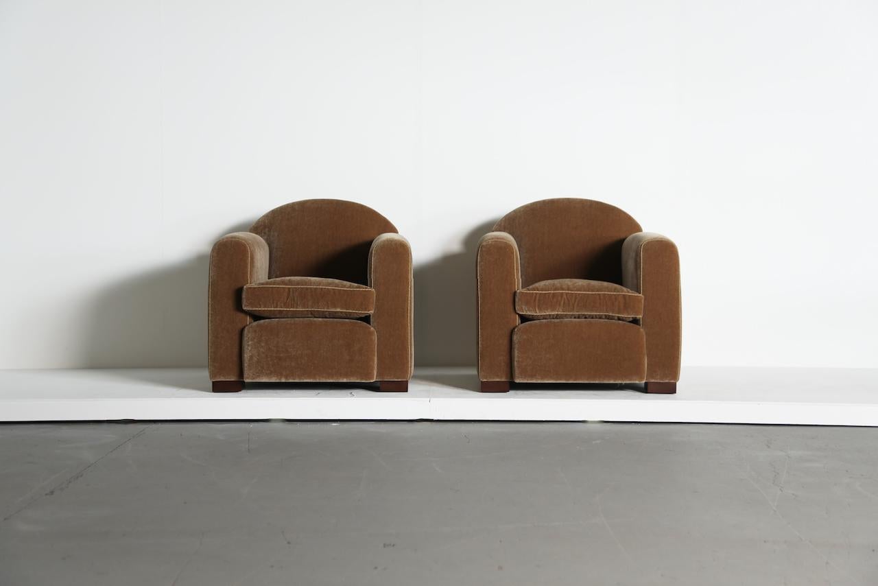 Britannique Pair of Curved Arm Club Chairs, Upholstered in Pure Mohair en vente