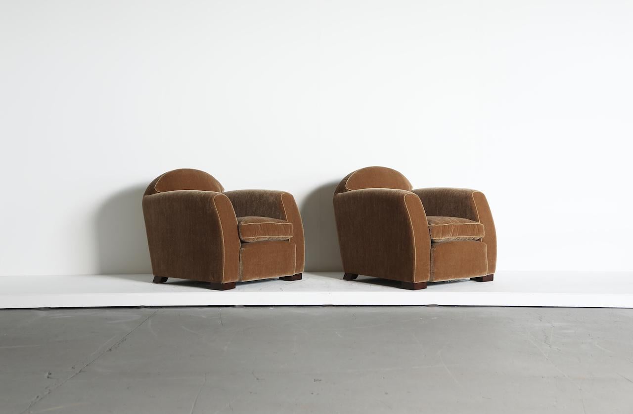 Pair of Curved Arm Club Chairs, Upholstered in Pure Mohair Bon état - En vente à LEWES, GB