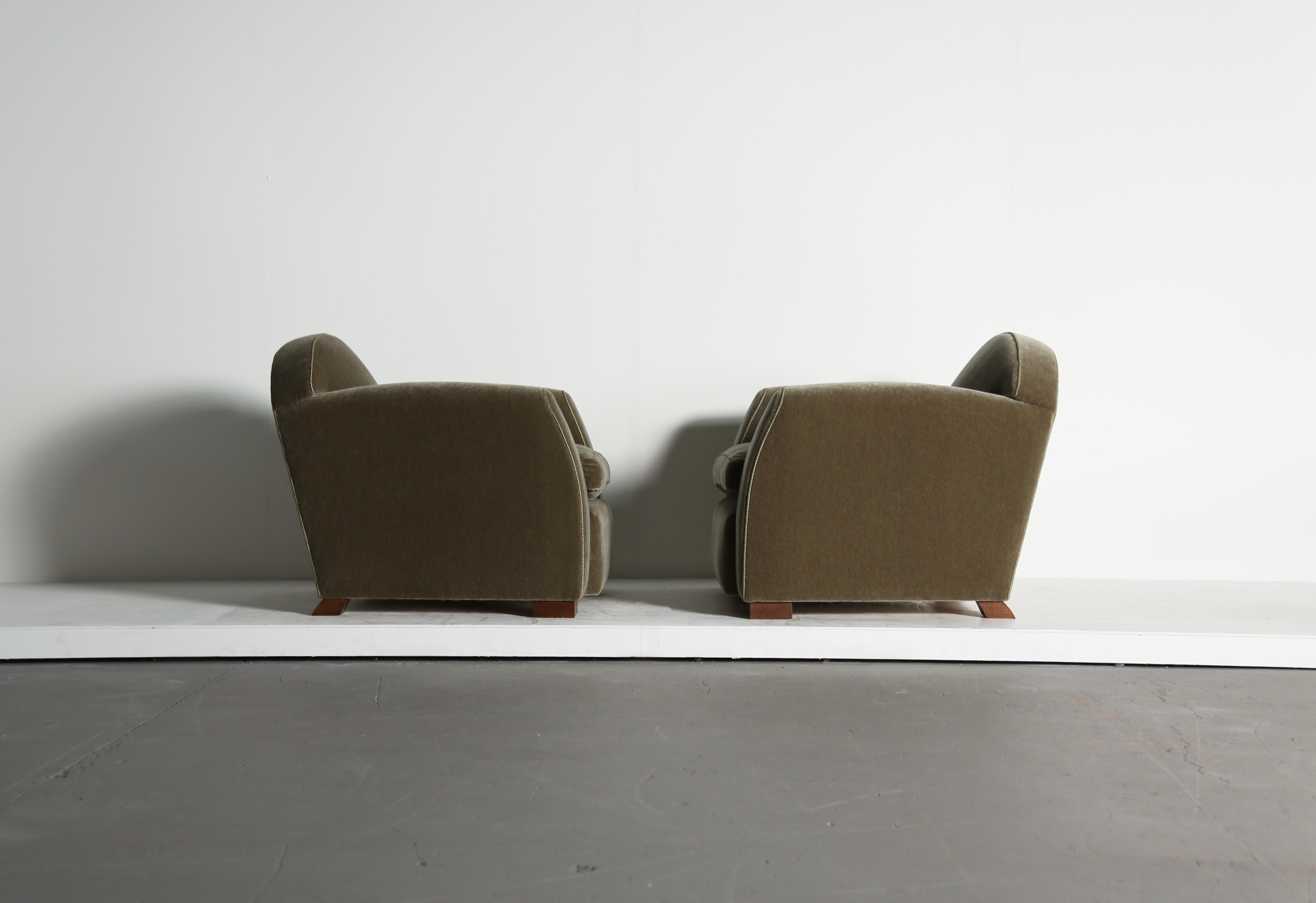 Coppia di poltrone club con braccio curvo, imbottite in puro mohair In condizioni buone in vendita a Lewes, East Sussex