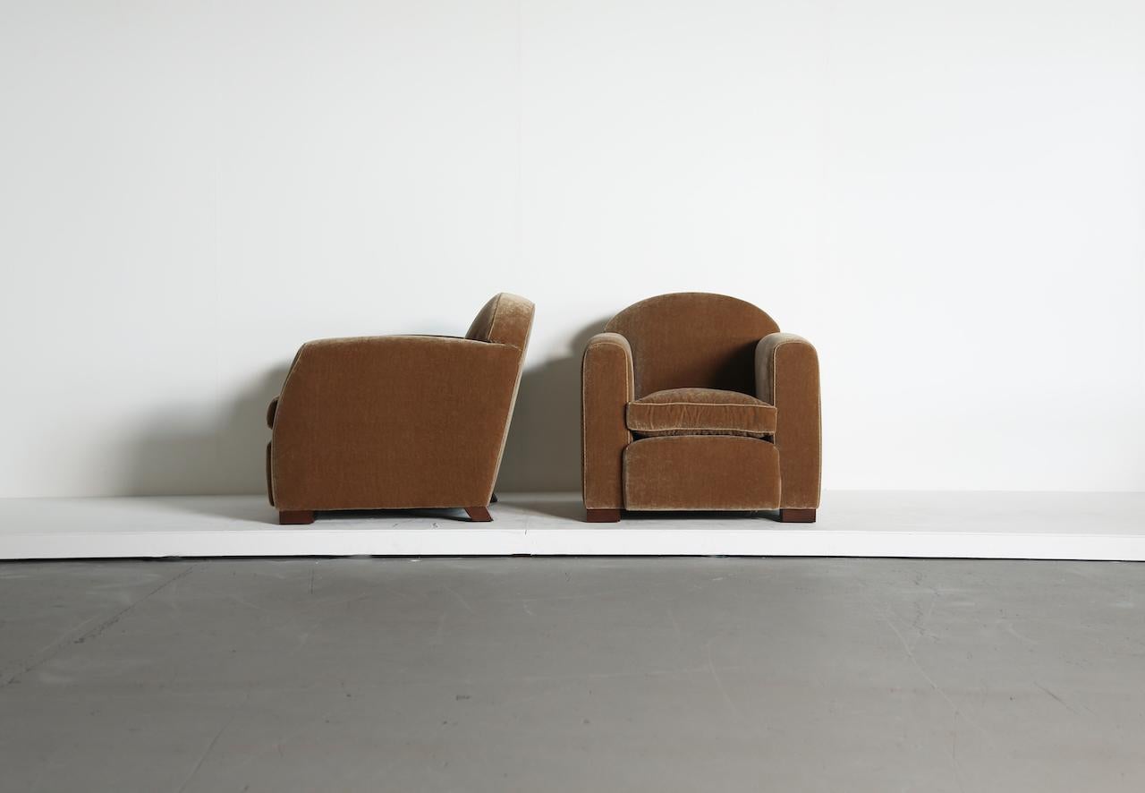 Pair of Curved Arm Club Chairs, Upholstered in Pure Mohair en vente 1