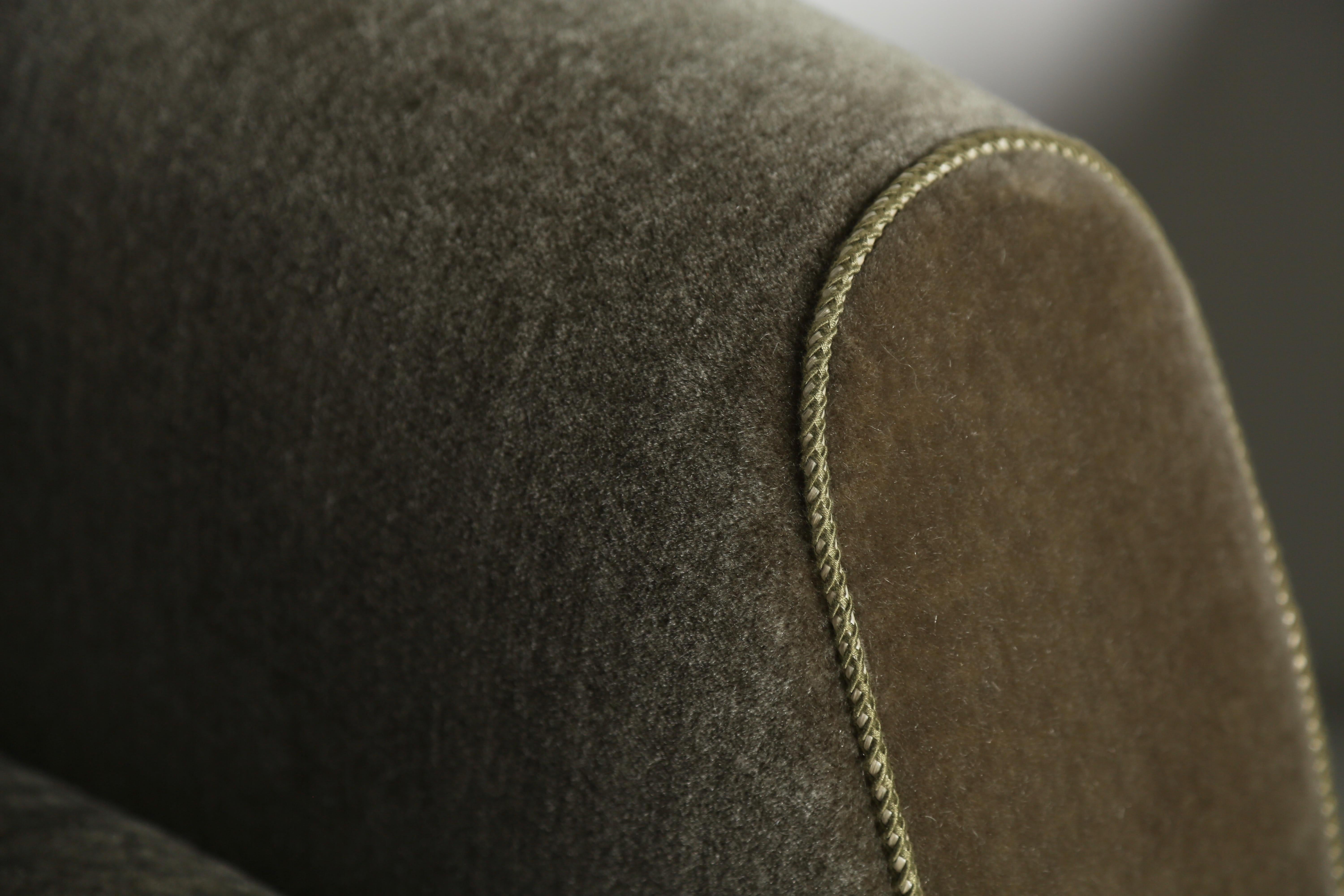 Mohair Coppia di poltrone club con braccio curvo, imbottite in puro mohair in vendita