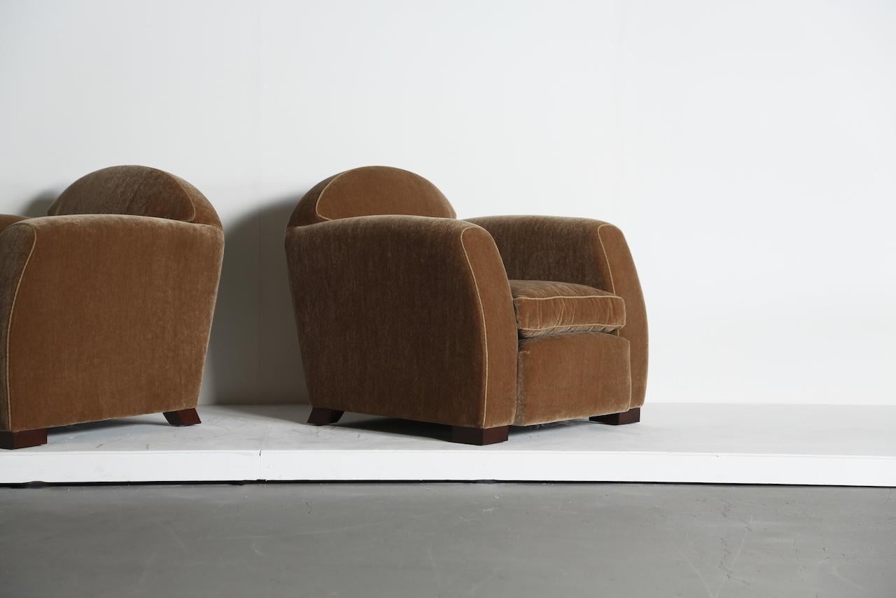 Pair of Curved Arm Club Chairs, Upholstered in Pure Mohair en vente 2