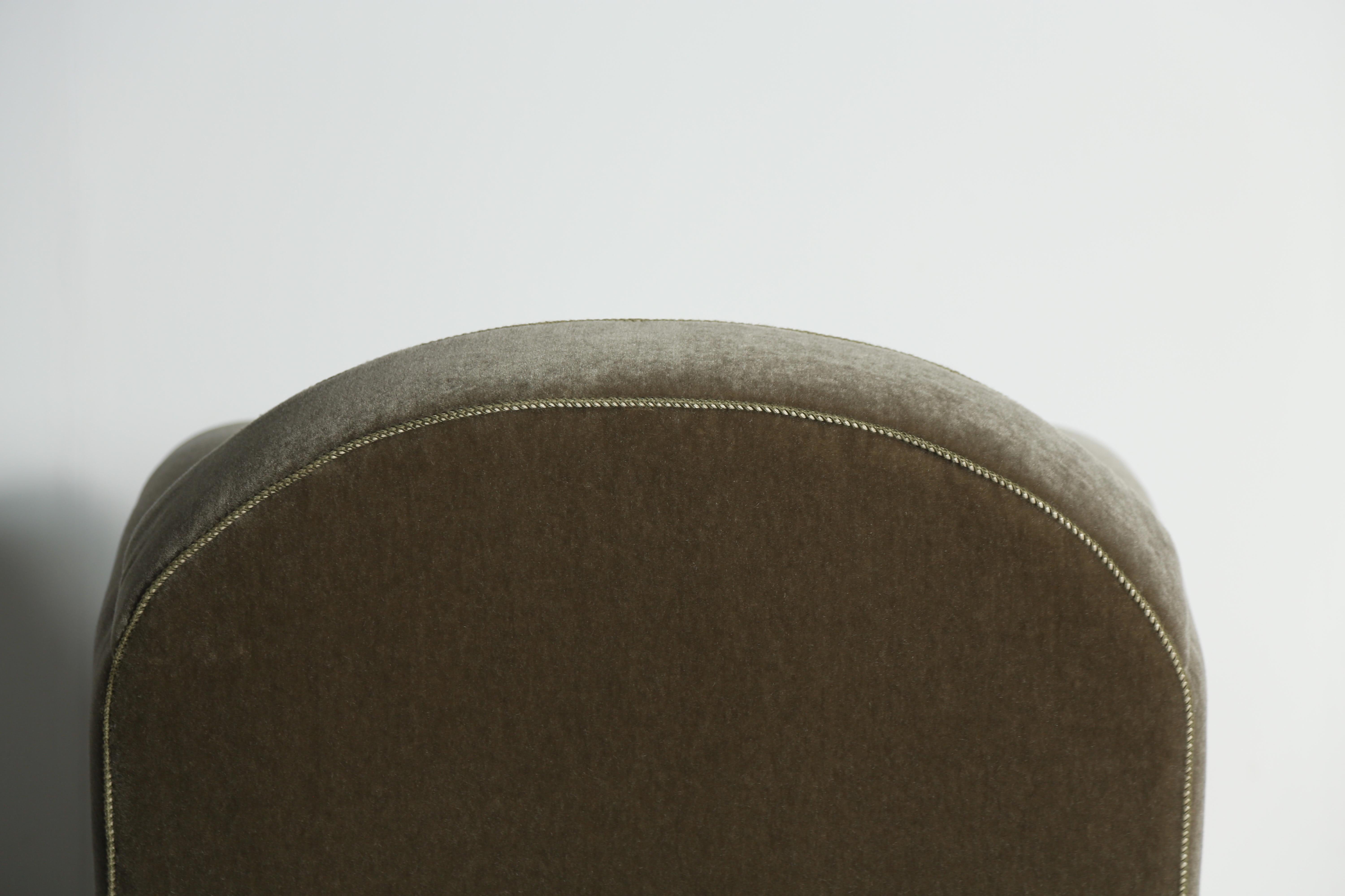 Coppia di poltrone club con braccio curvo, imbottite in puro mohair in vendita 1