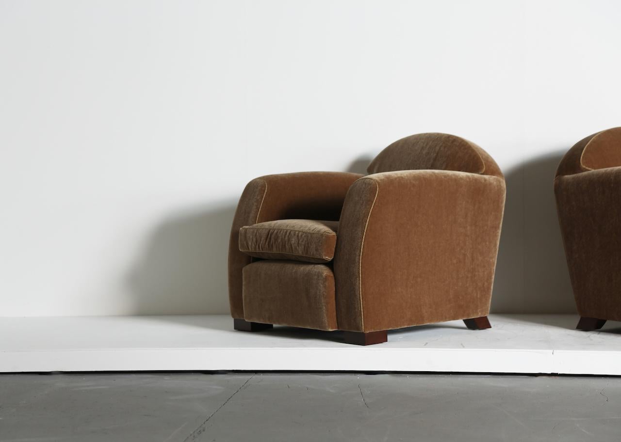 Pair of Curved Arm Club Chairs, Upholstered in Pure Mohair en vente 3
