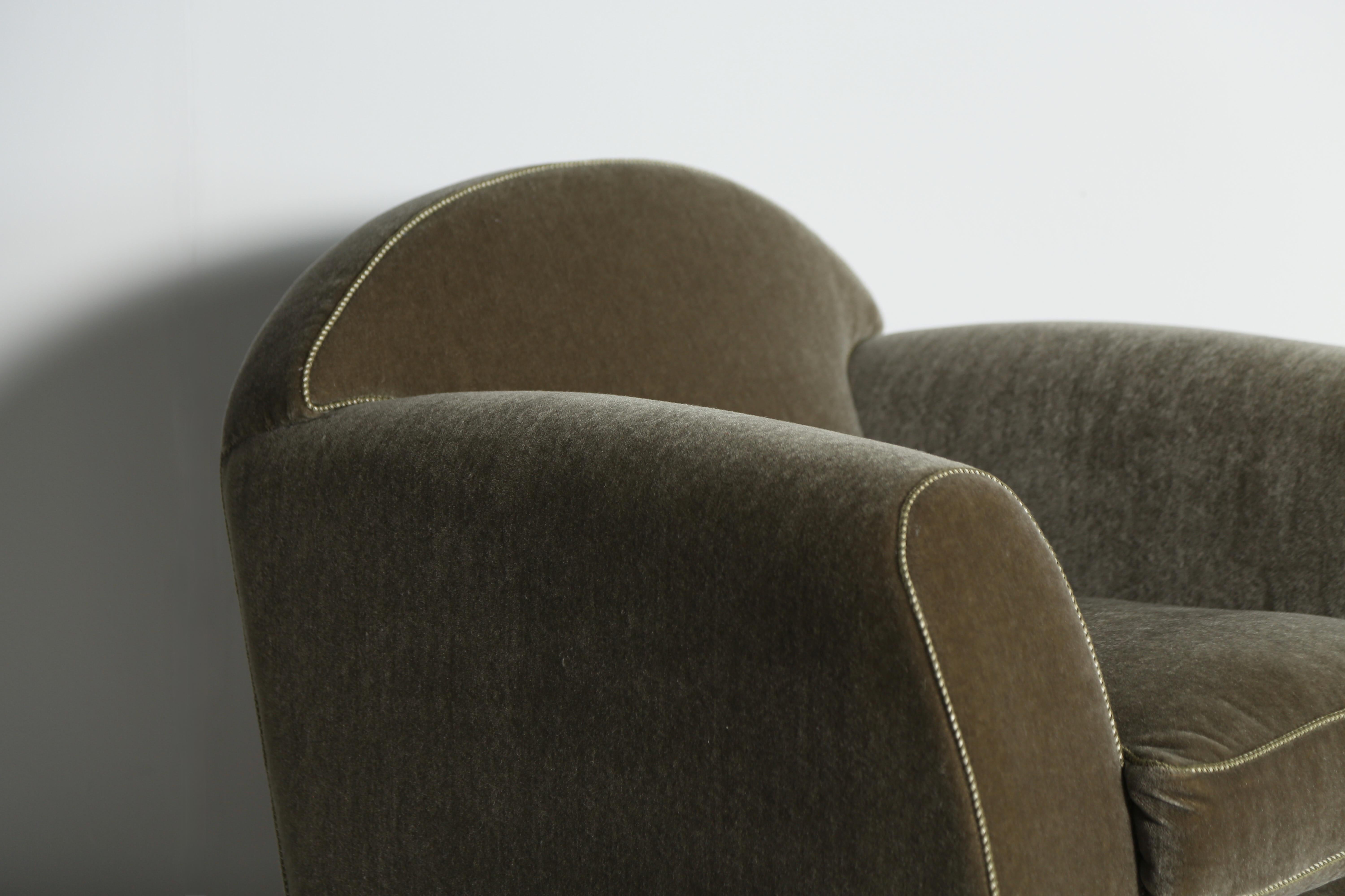 Coppia di poltrone club con braccio curvo, imbottite in puro mohair in vendita 2