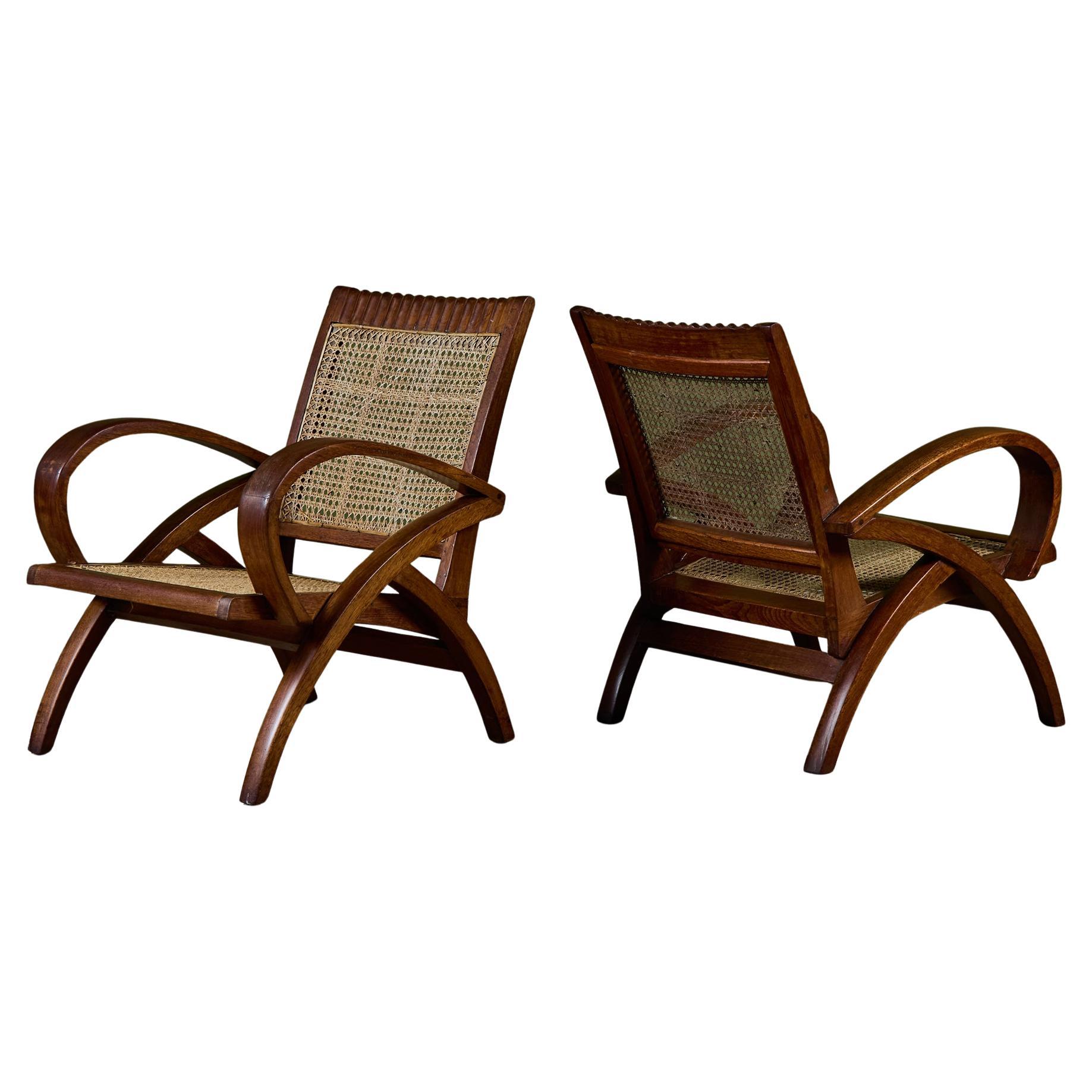 Paire de chaises longues françaises à accoudoirs incurvés
