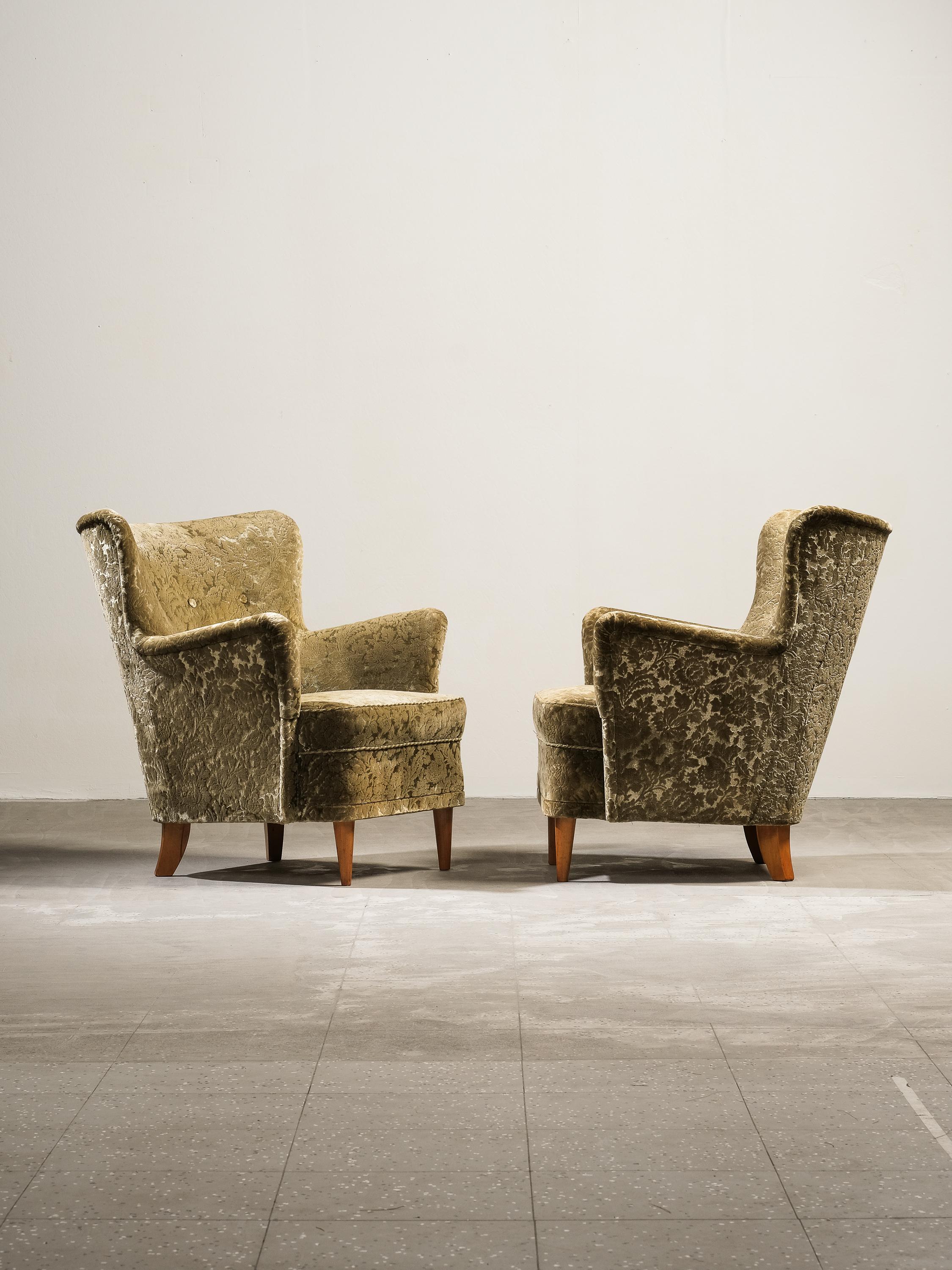Paar finnische Loungesessel mit gebogener Rückenlehne, 1950er Jahre im Angebot 1