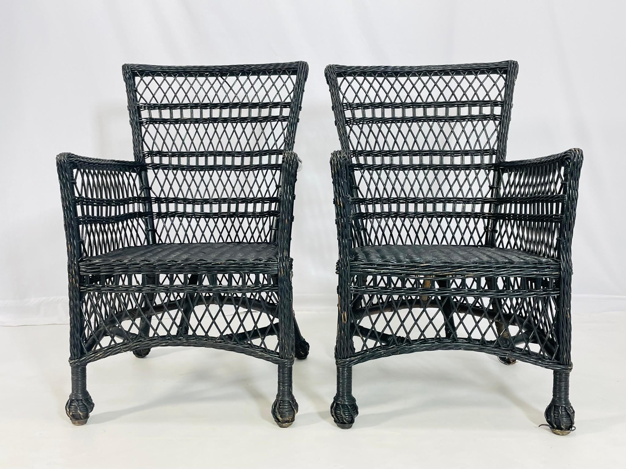 Sillas vintage de mimbre con respaldo curvado y acabado en negro.

Las sillas tienen bellas líneas arquitectónicas y curvas exageradas.

Medidas: 37,50 pulgadas de alto x 23,50 pulgadas de ancho x 26 pulgadas de profundidad x 26,25 pulgadas de