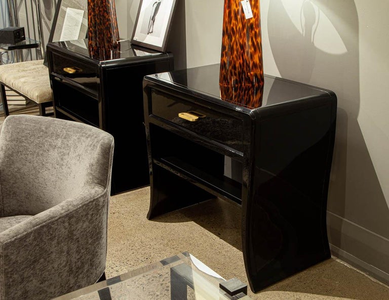 Pair of Curved Black Modern Night Stands End Tables For Sale at 1stDibs
