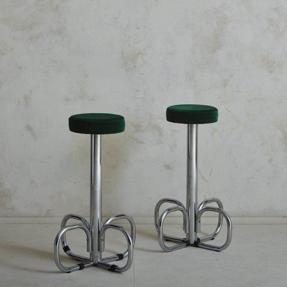 Mid-Century Modern Pair of Curved Chrome Base Stools in Green Velvet, Italy 1970s For Sale