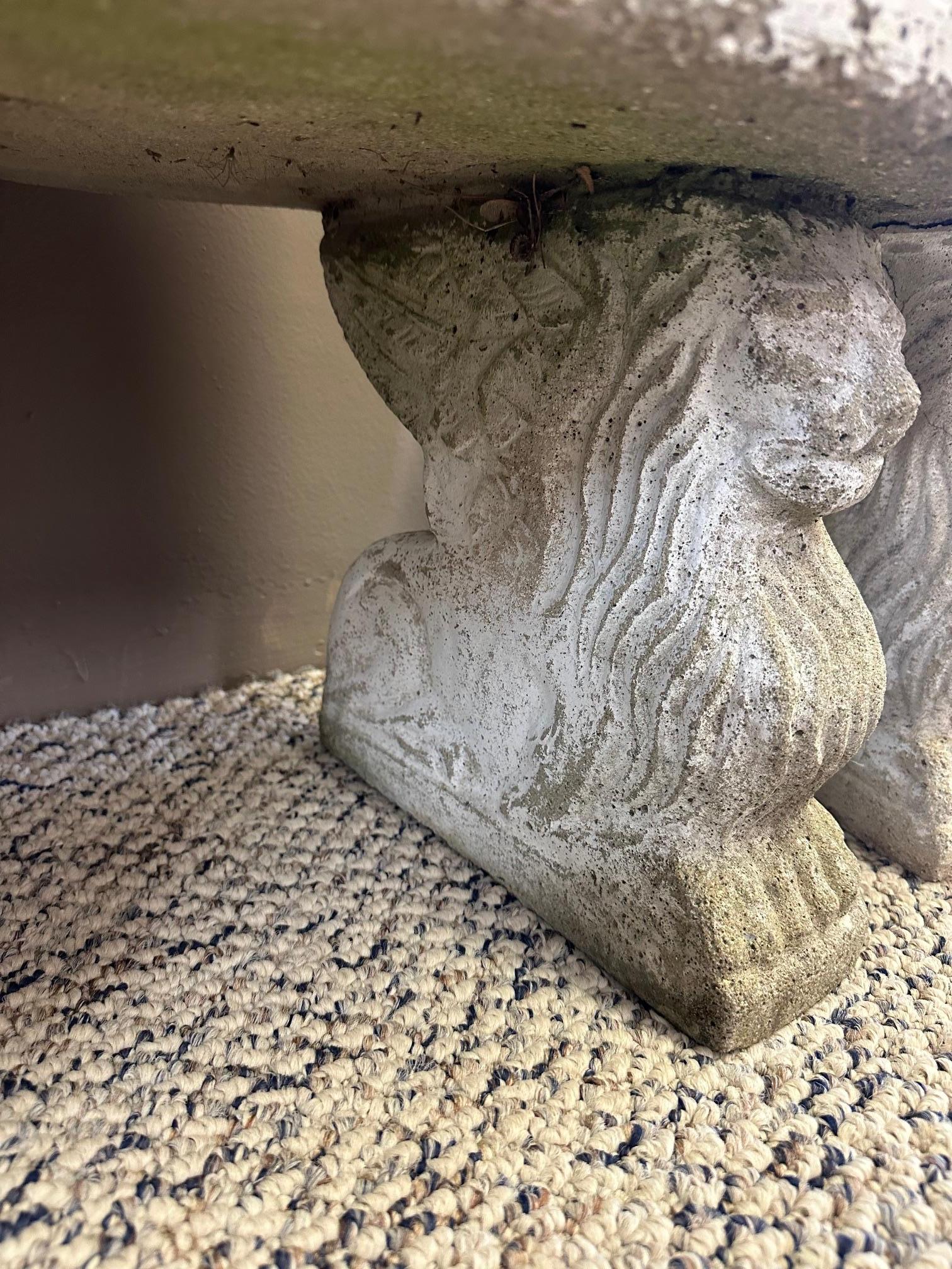 Pair of Curved Concrete Garden Seats with Acanthus Leaves and Animals en venta 5