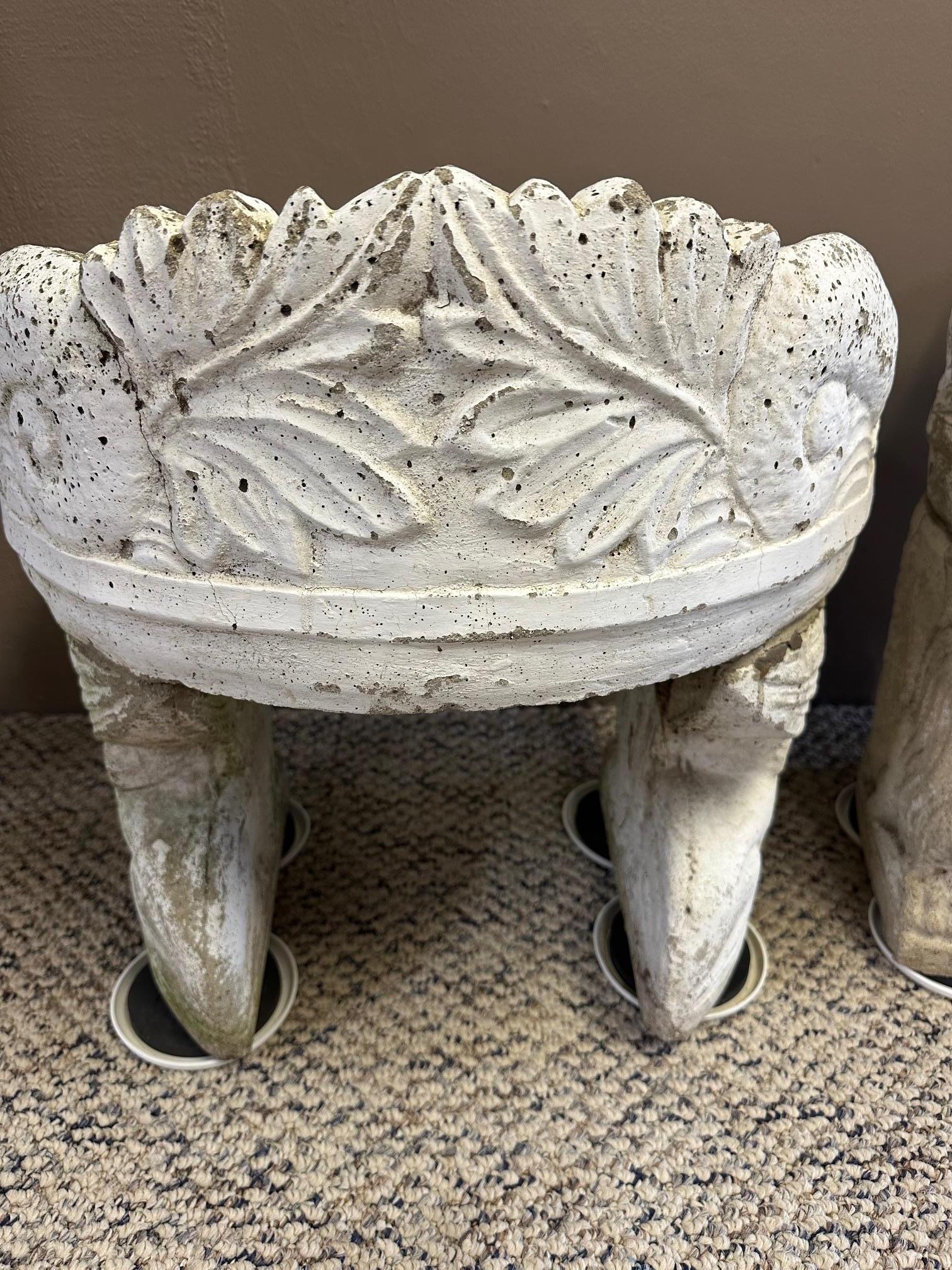 Pair of Curved Concrete Garden Seats with Acanthus Leaves and Animals Estadounidense en venta