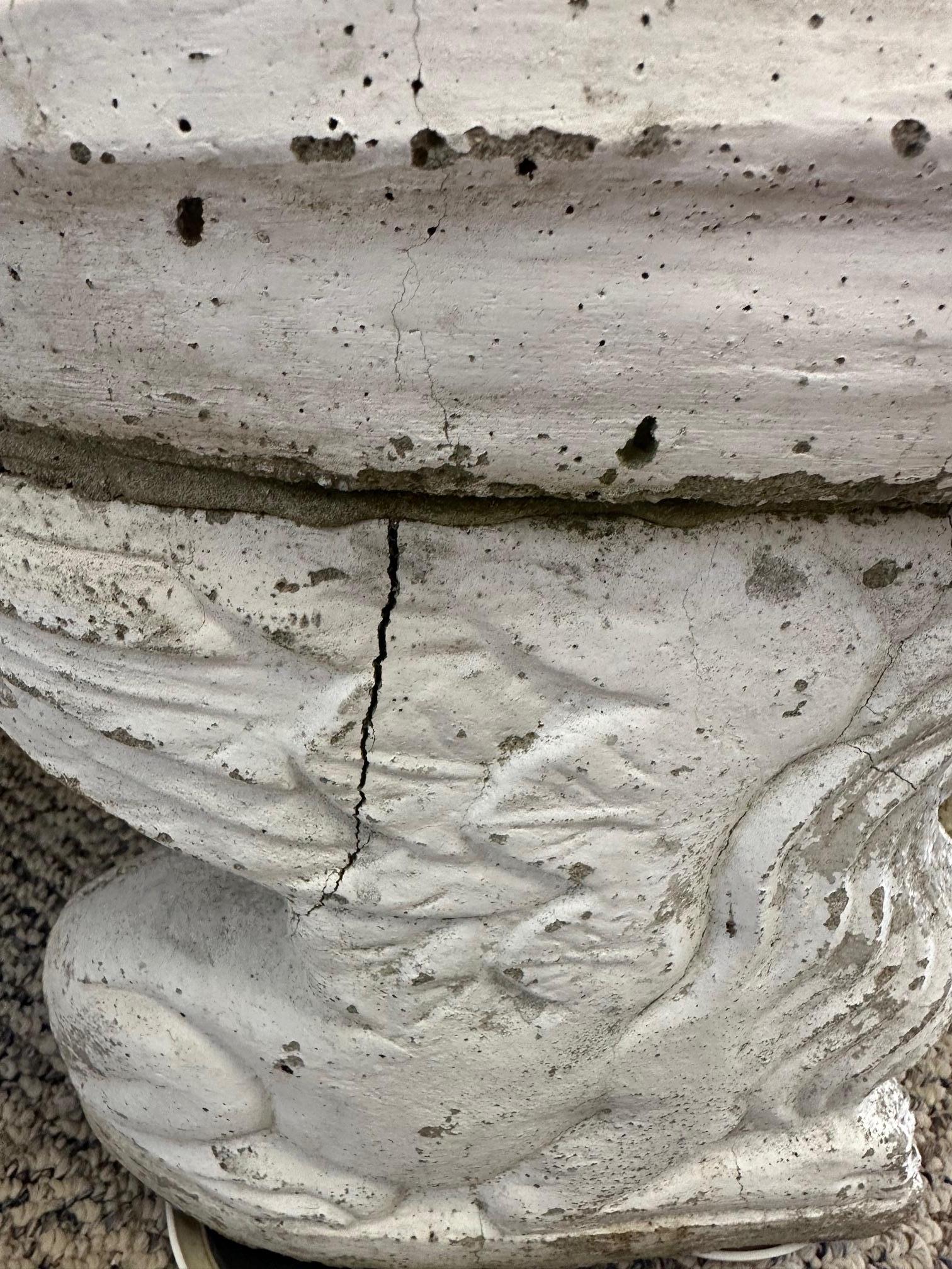 Pair of Curved Concrete Garden Seats with Acanthus Leaves and Animals en Bueno estado para la venta en Hopewell, NJ