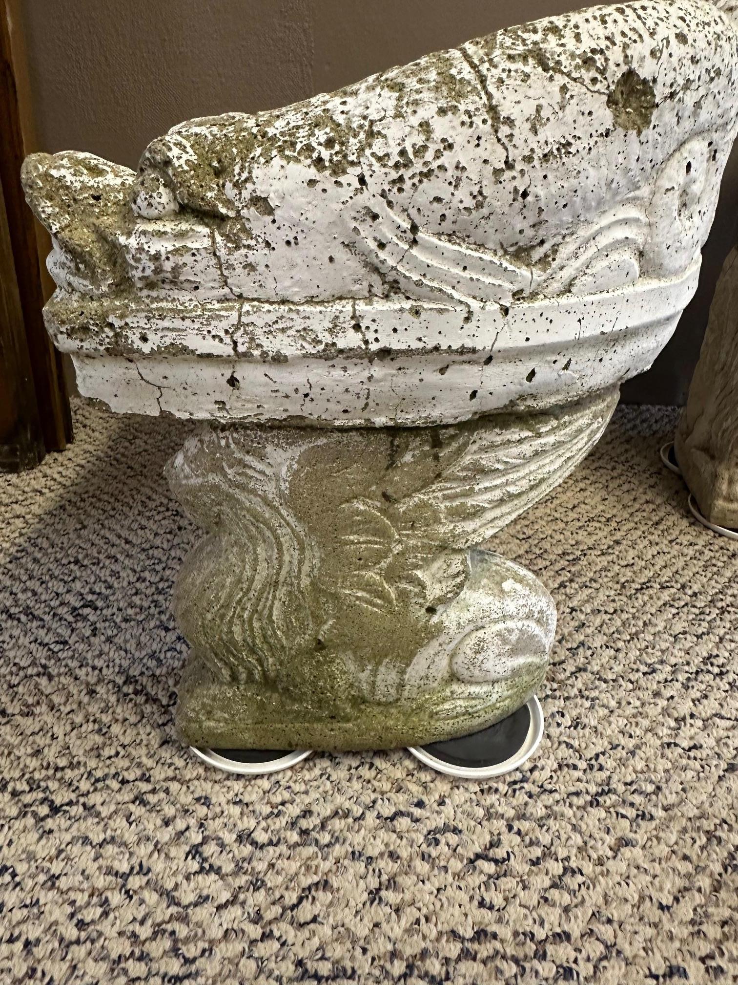 Pair of Curved Concrete Garden Seats with Acanthus Leaves and Animals mediados del siglo XX en venta