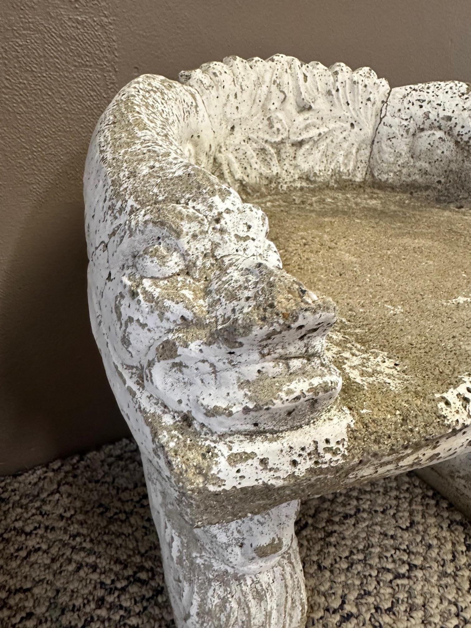 Pair of Curved Concrete Garden Seats with Acanthus Leaves and Animals en venta 1