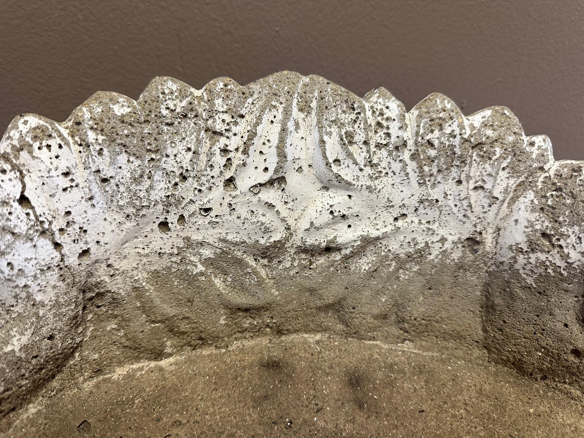 Pair of Curved Concrete Garden Seats with Acanthus Leaves and Animals en venta 2