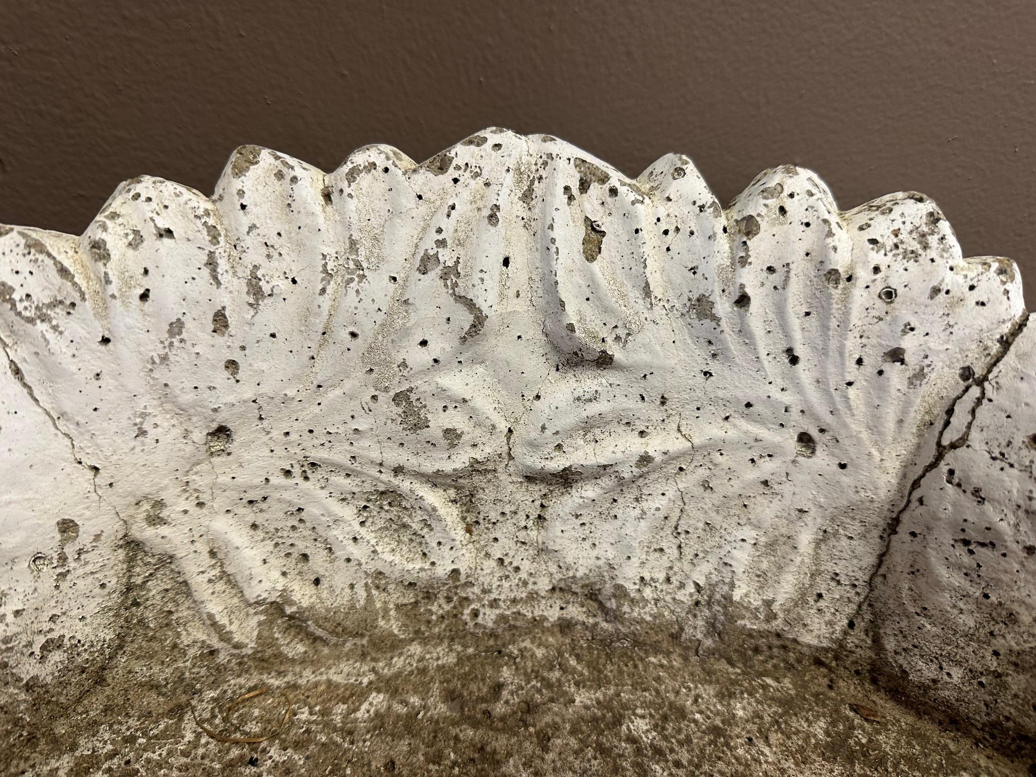 Pair of Curved Concrete Garden Seats with Acanthus Leaves and Animals en venta 3