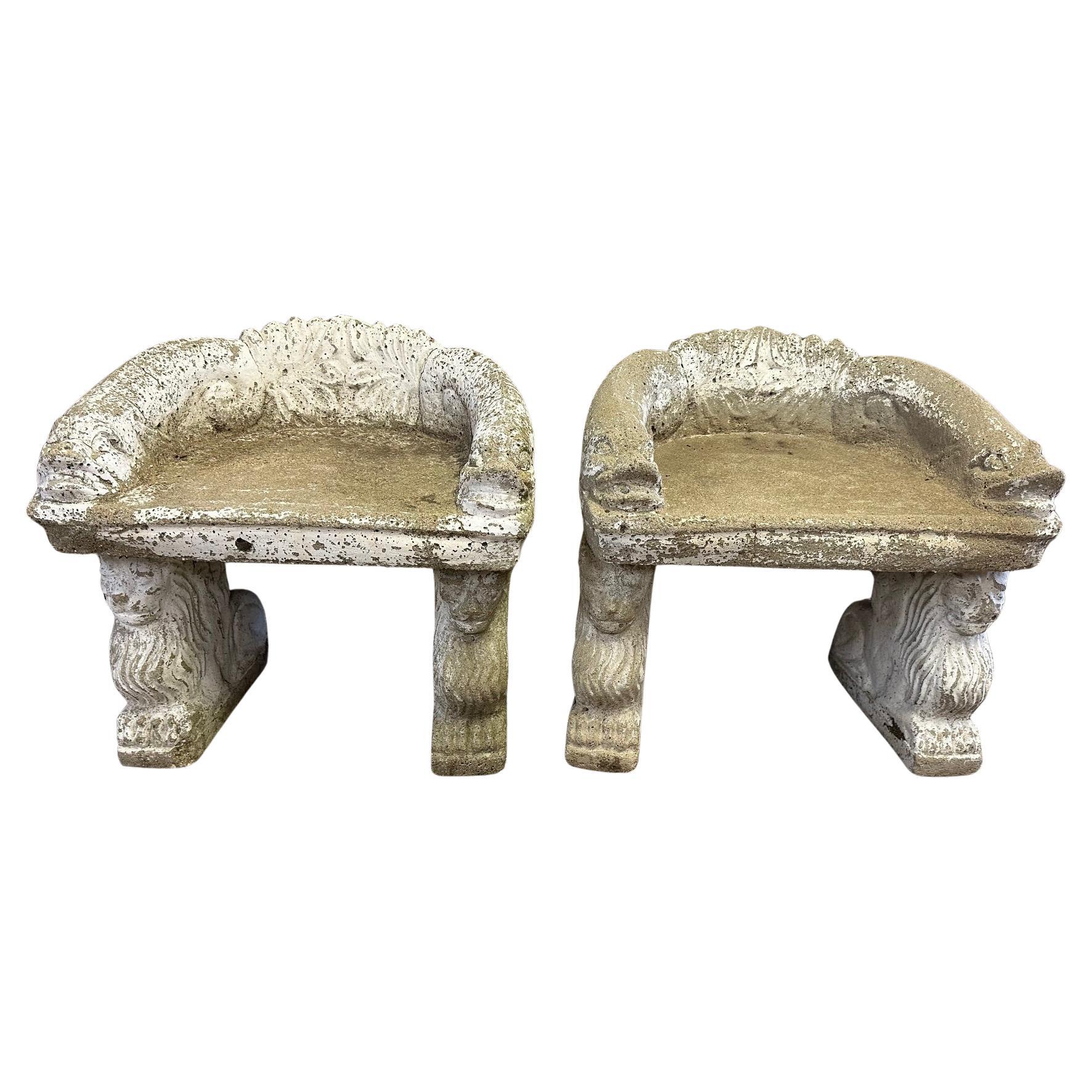 Pair of Curved Concrete Garden Seats with Acanthus Leaves and Animals en venta