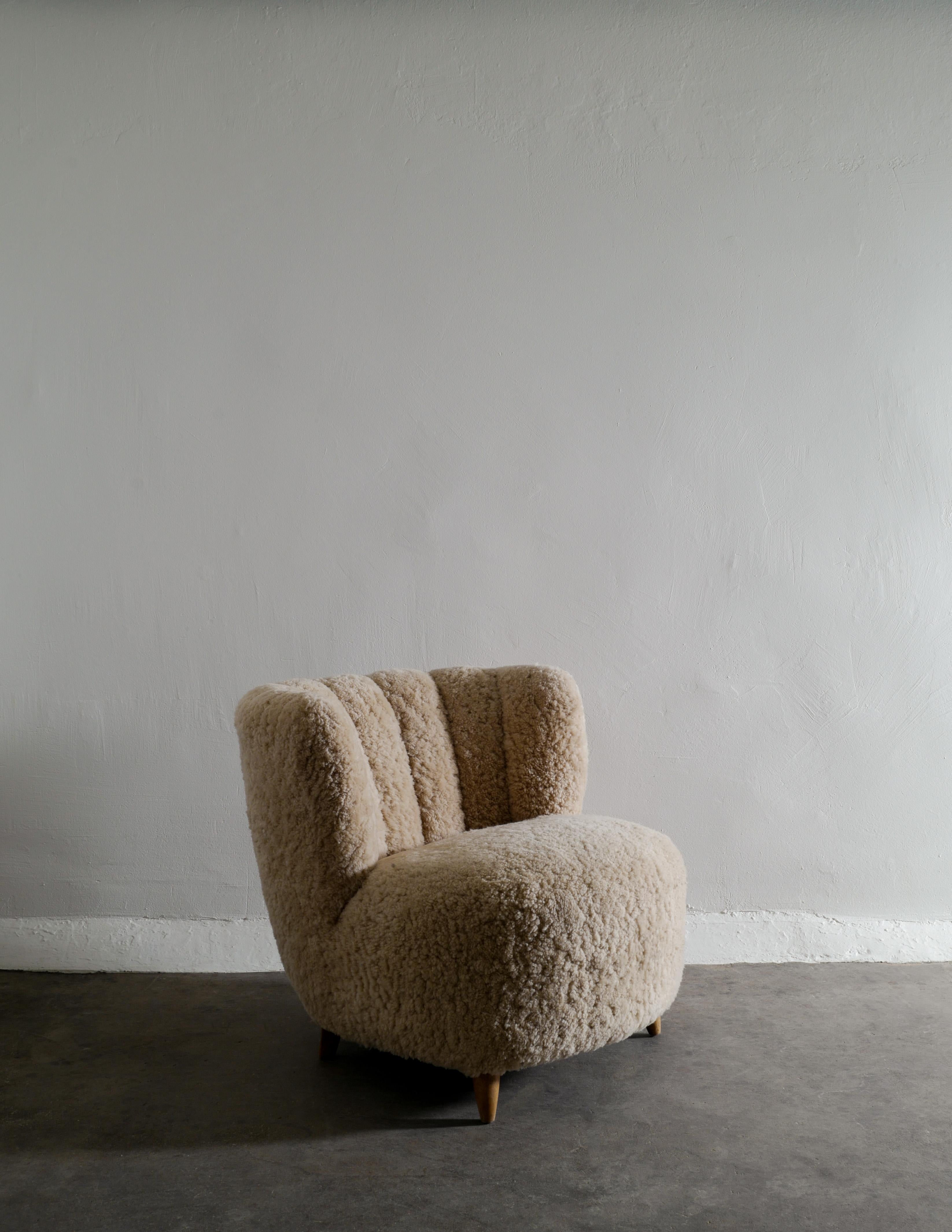 Mid-20th Century Pair of Curved Danish Easy Lounge Chairs in Sheepskin Produced in Denmark 1940s