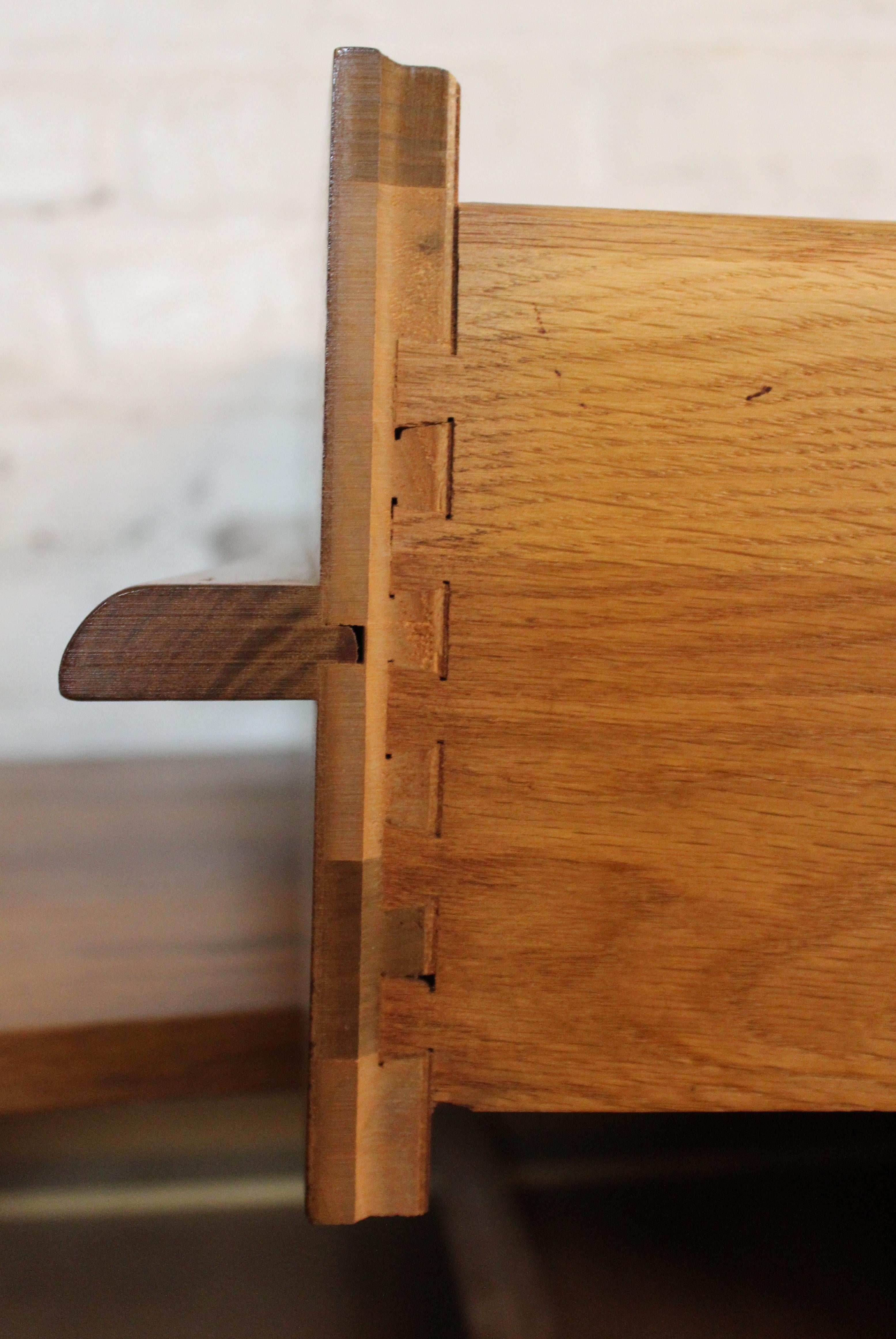 Paire de tables de nuit à façade incurvée par Young Manufacturing Co. en vente 3