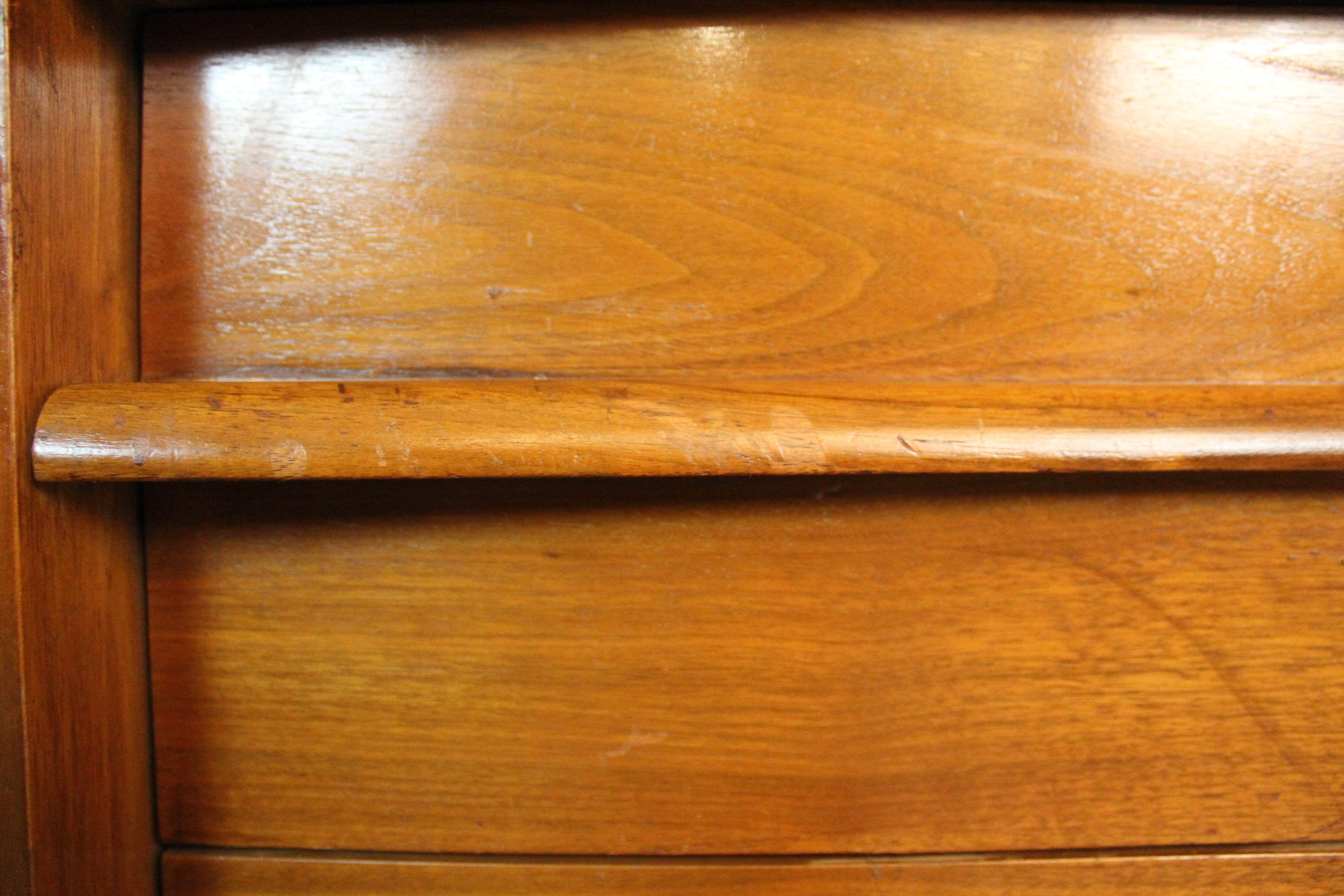 Paire de tables de nuit à façade incurvée par Young Manufacturing Co. en vente 4