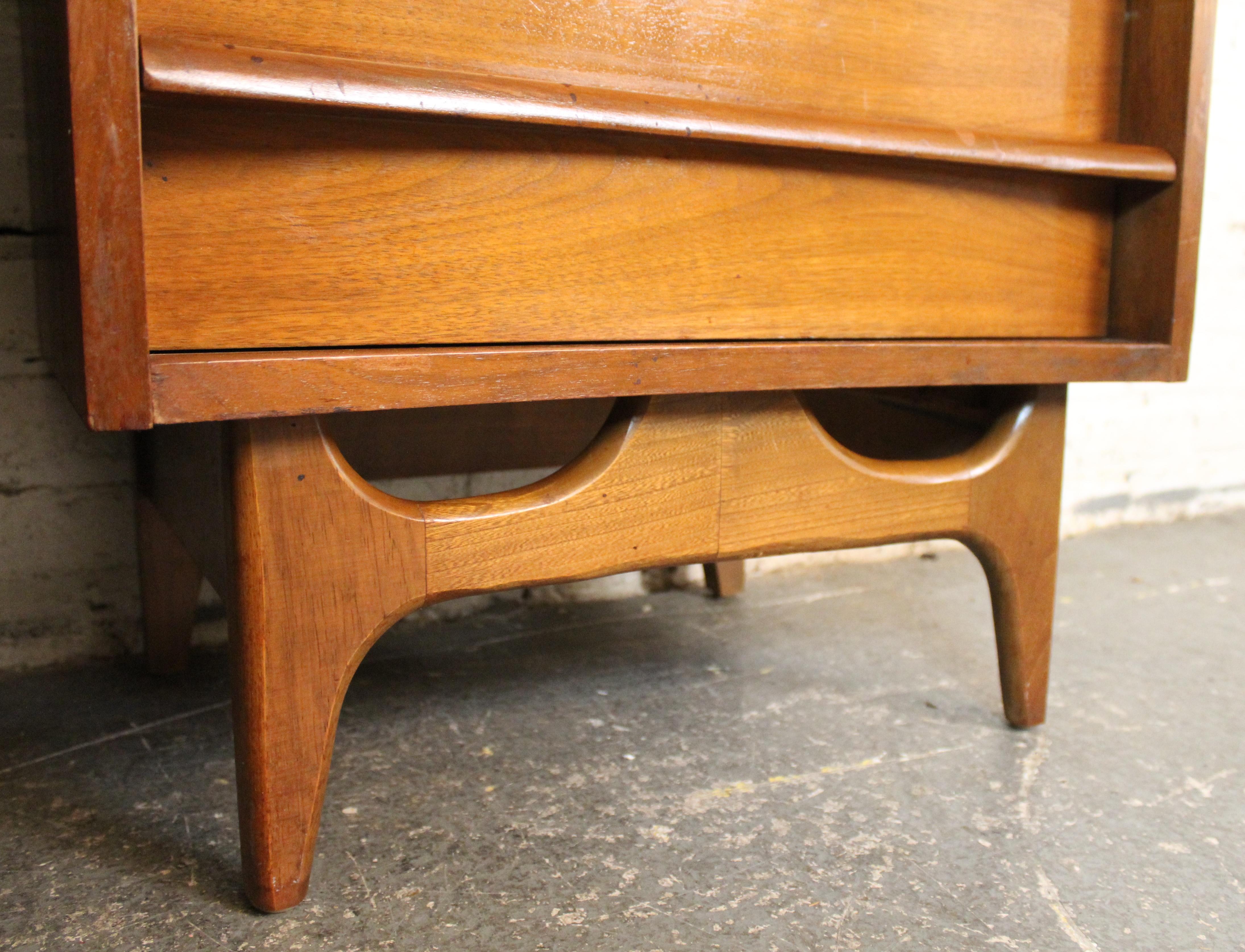 Paire de tables de nuit à façade incurvée par Young Manufacturing Co. en vente 5