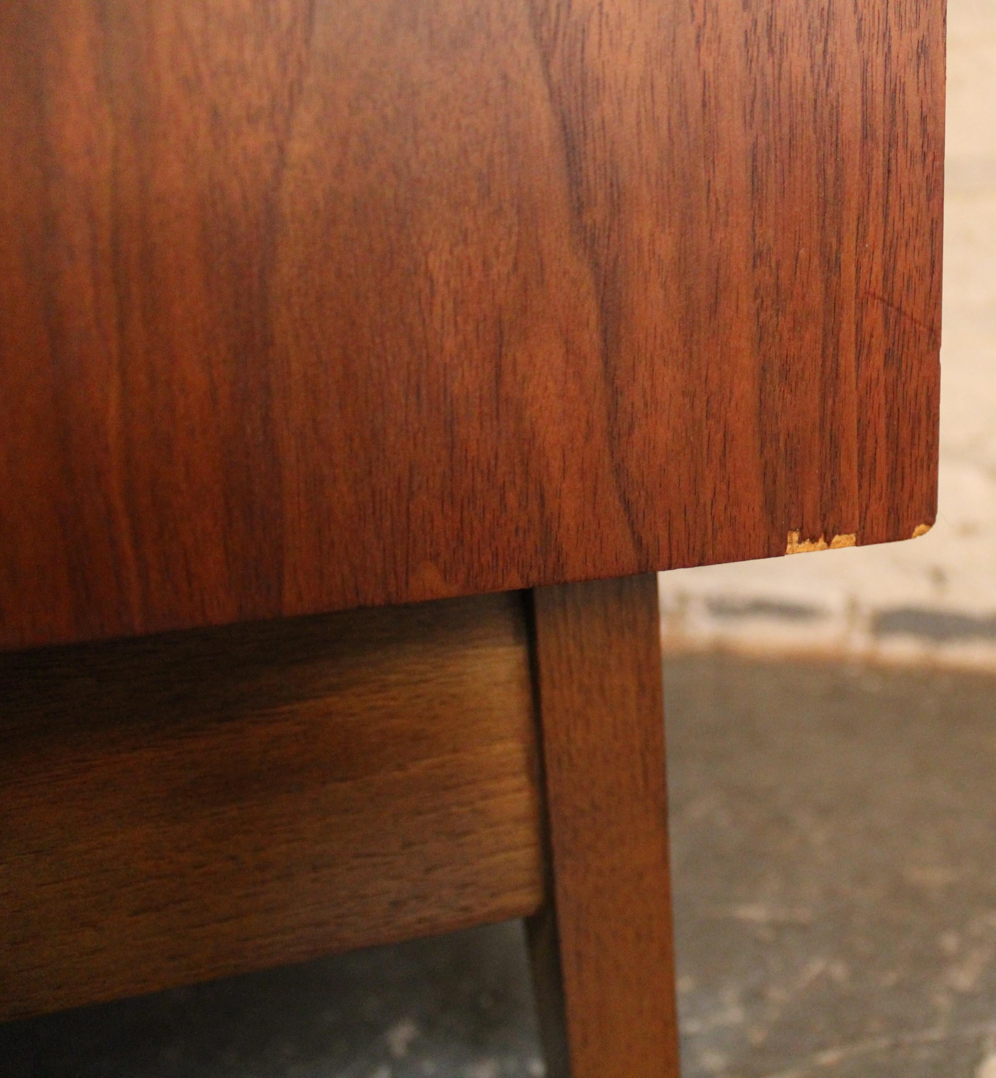 Paire de tables de nuit à façade incurvée par Young Manufacturing Co. en vente 6