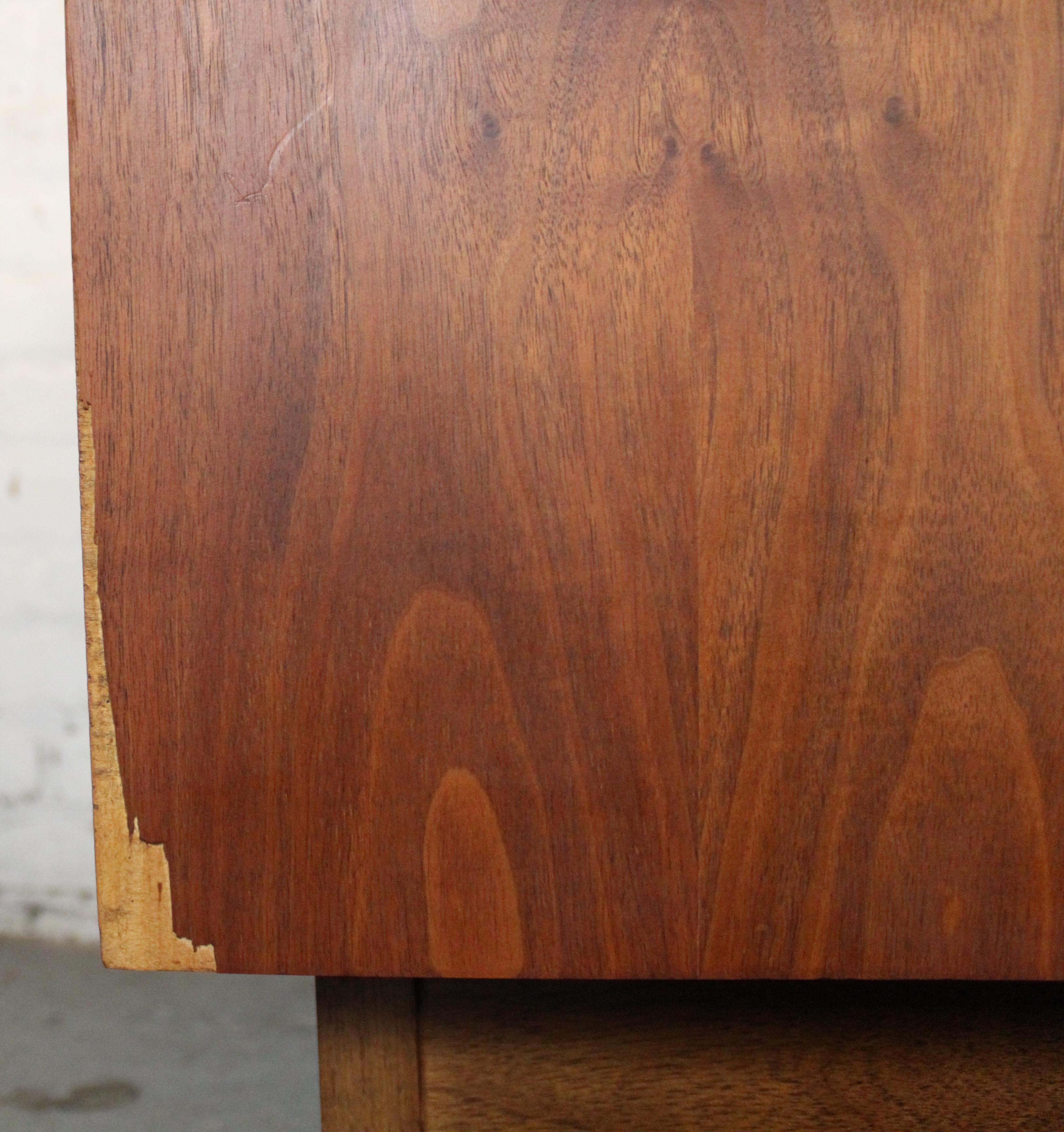 Paire de tables de nuit à façade incurvée par Young Manufacturing Co. en vente 7