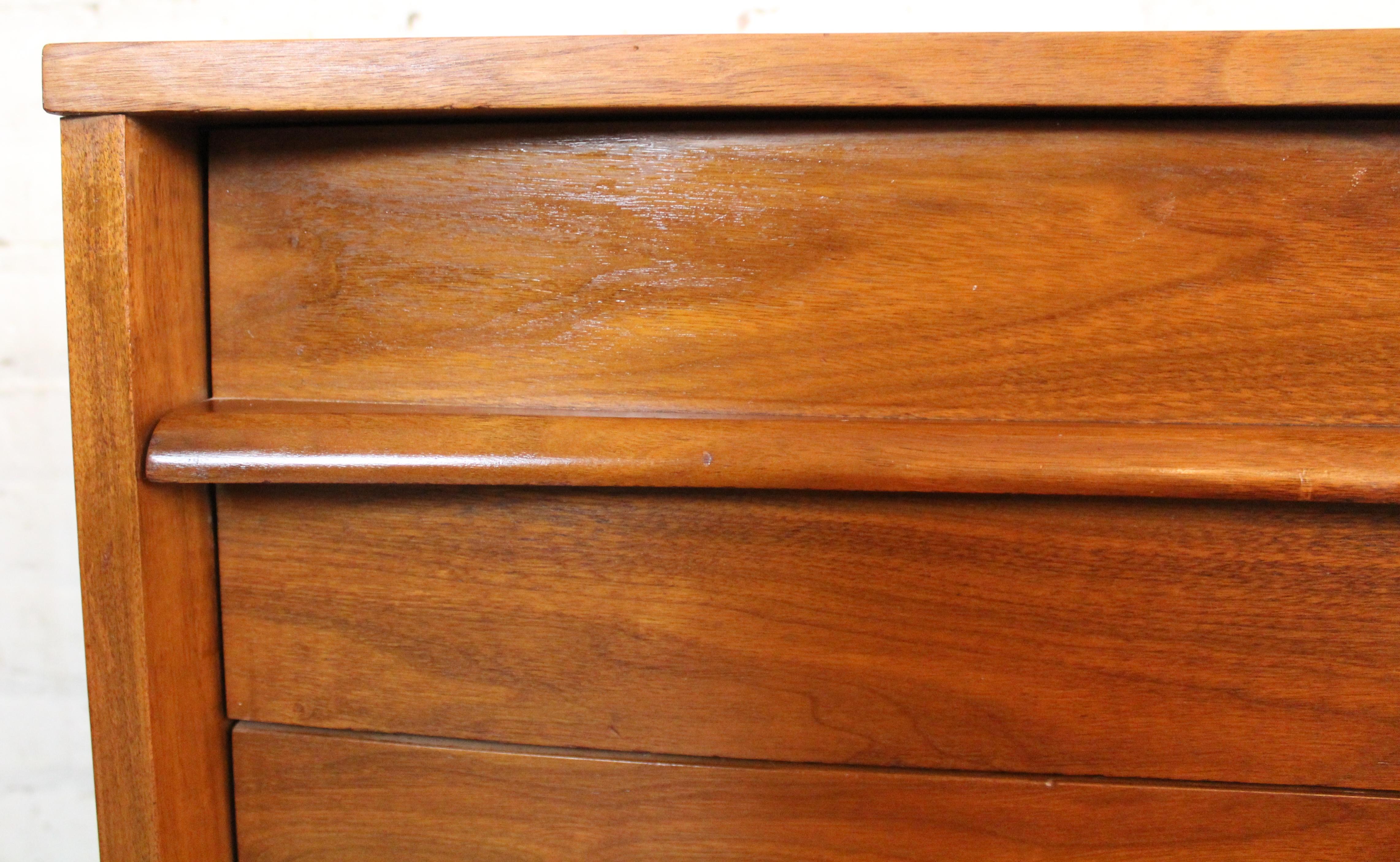 Paire de tables de nuit à façade incurvée par Young Manufacturing Co. en vente 8