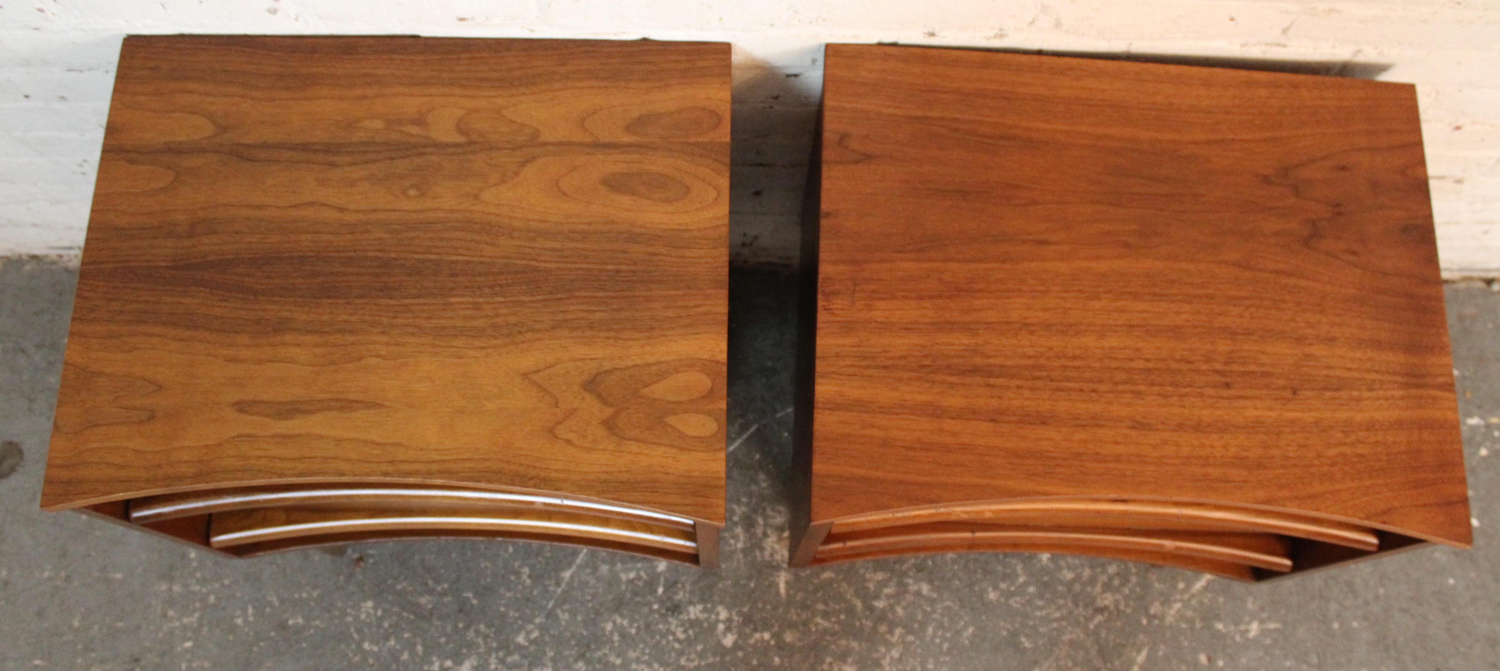 Paire de tables de nuit à façade incurvée par Young Manufacturing Co. en vente 9