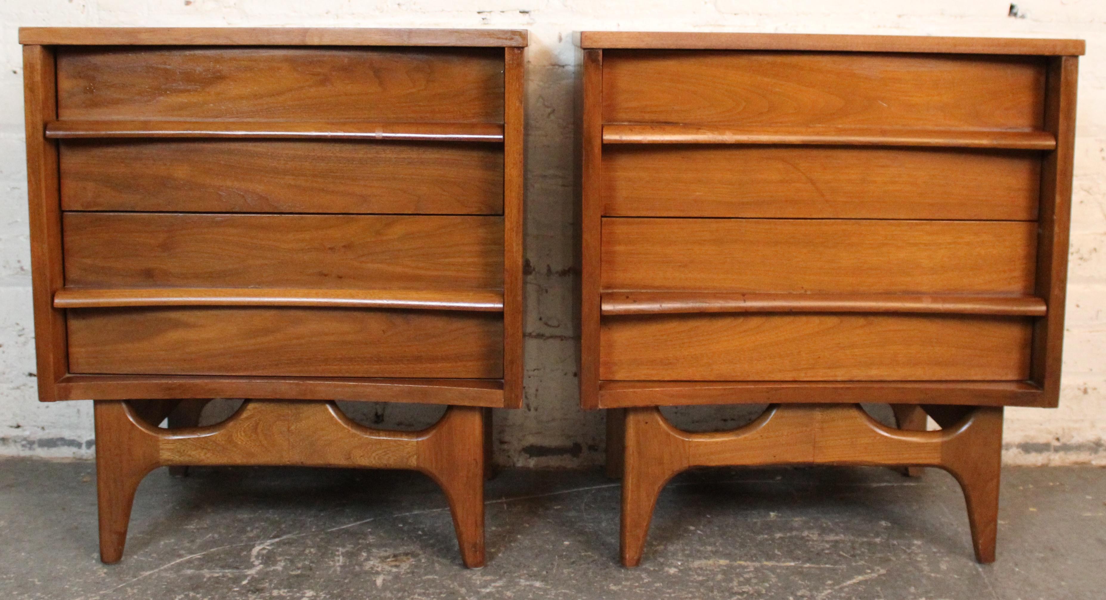 Mid-Century Modern Paire de tables de nuit à façade incurvée par Young Manufacturing Co. en vente