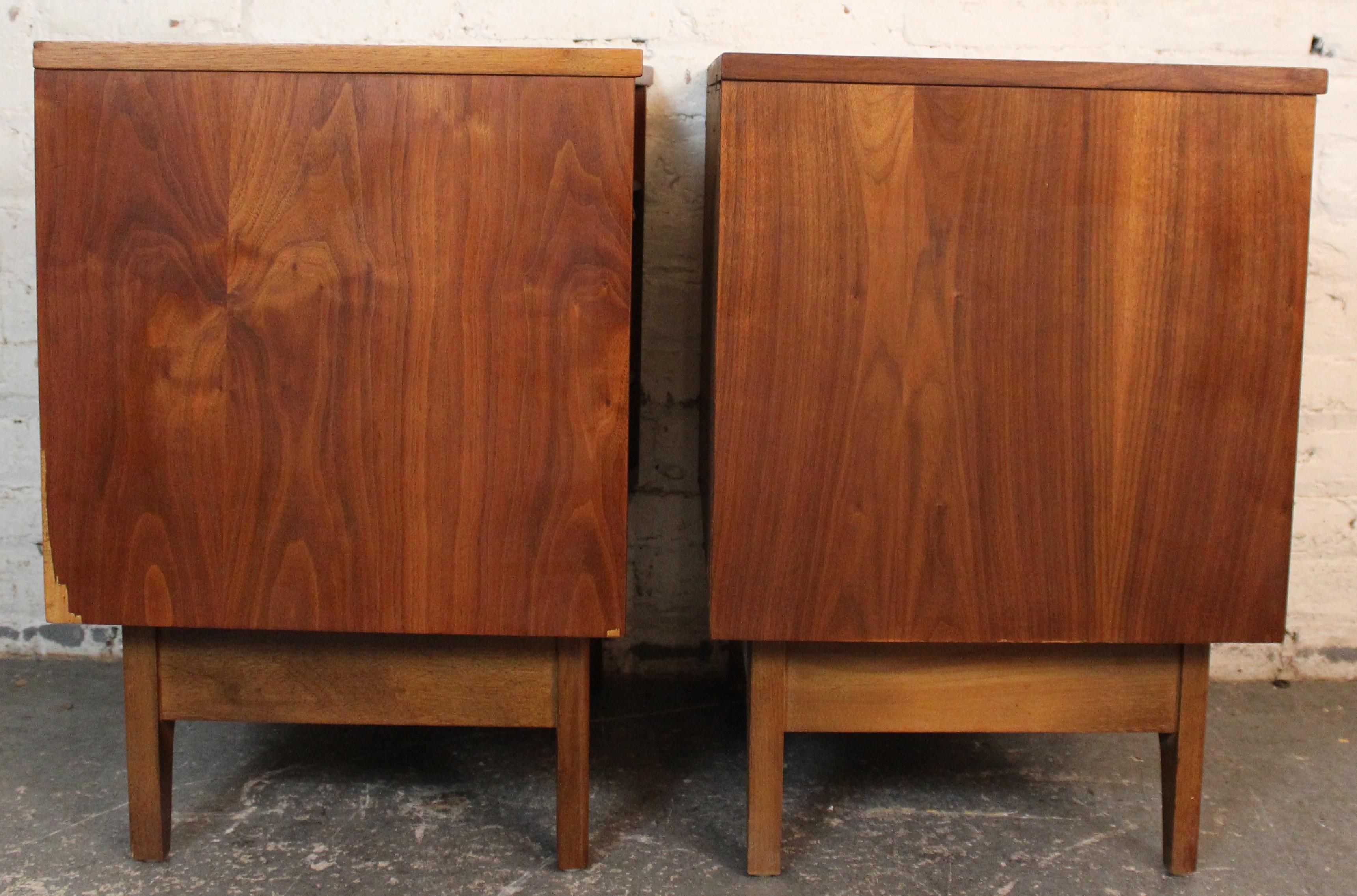 Américain Paire de tables de nuit à façade incurvée par Young Manufacturing Co. en vente