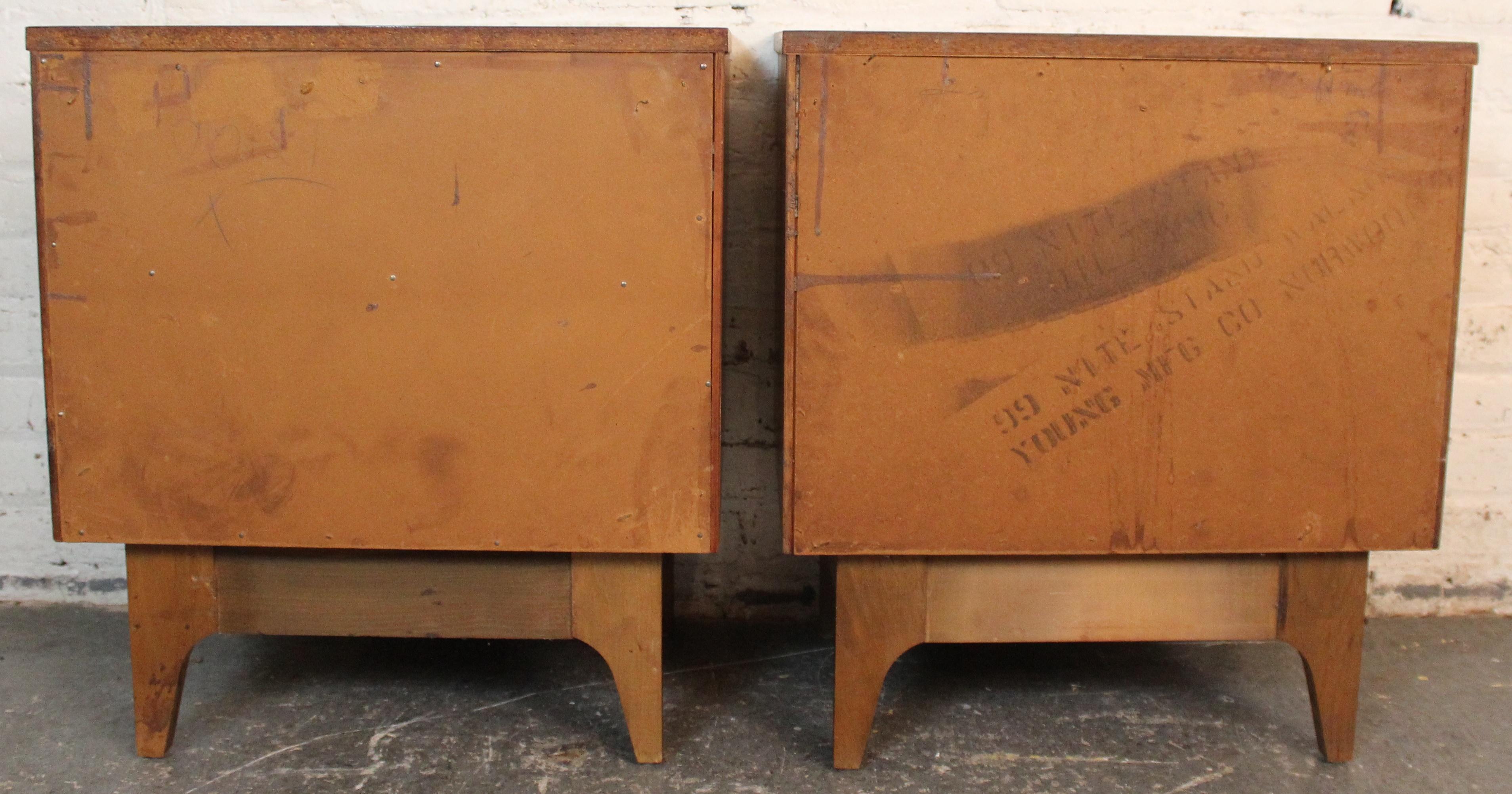 Paire de tables de nuit à façade incurvée par Young Manufacturing Co. Bon état - En vente à Brooklyn, NY