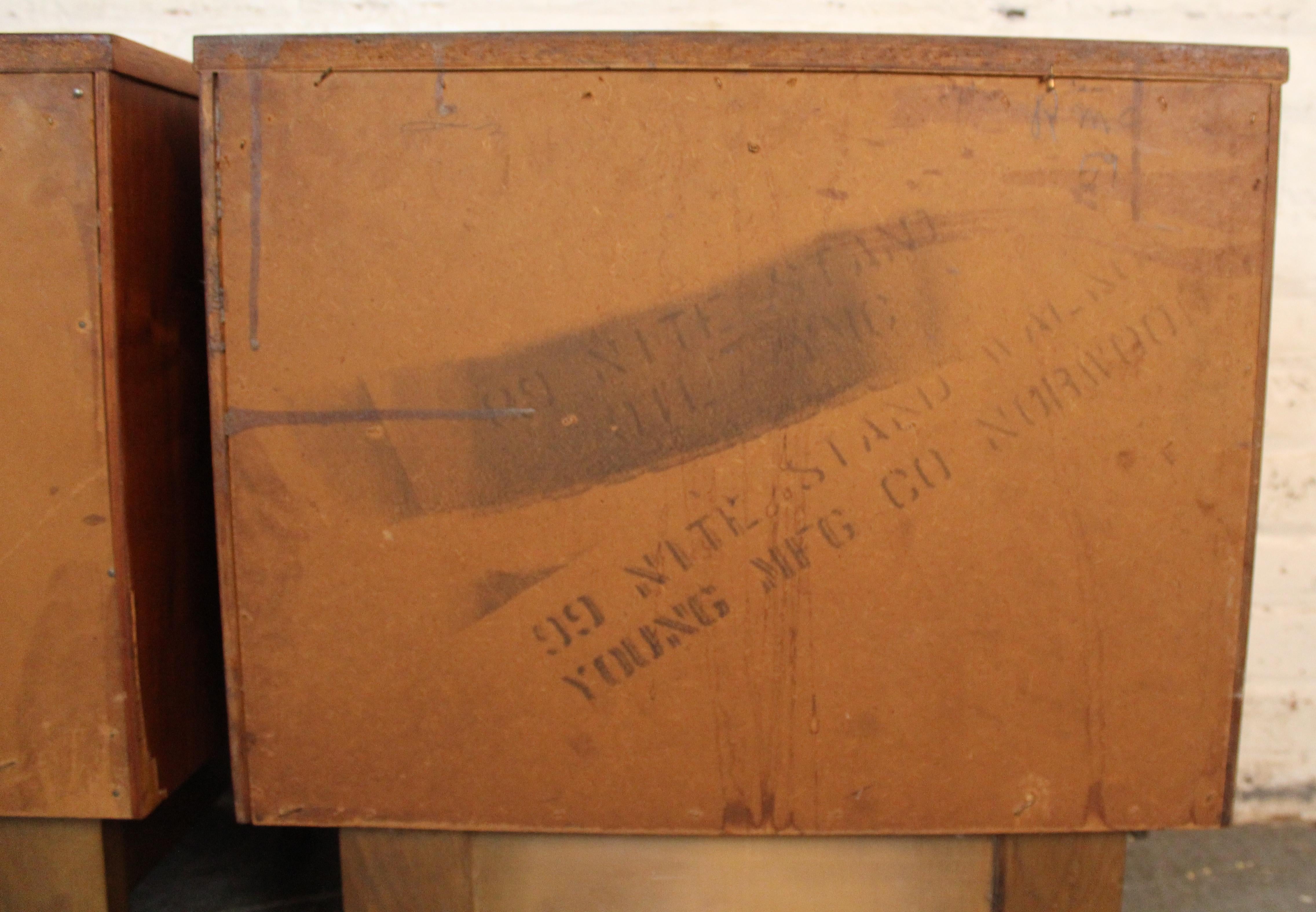 20ième siècle Paire de tables de nuit à façade incurvée par Young Manufacturing Co. en vente