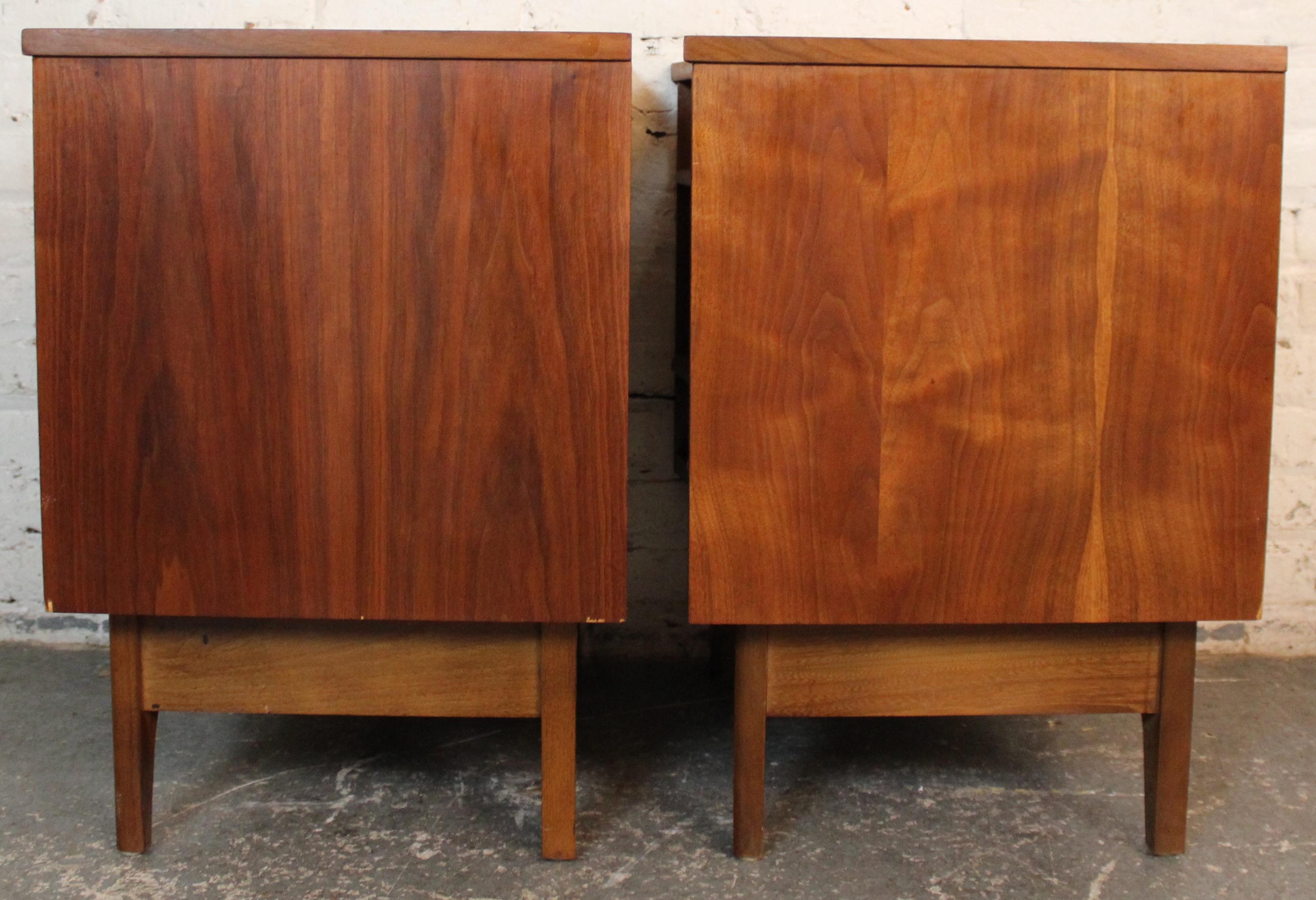 Bois Paire de tables de nuit à façade incurvée par Young Manufacturing Co. en vente