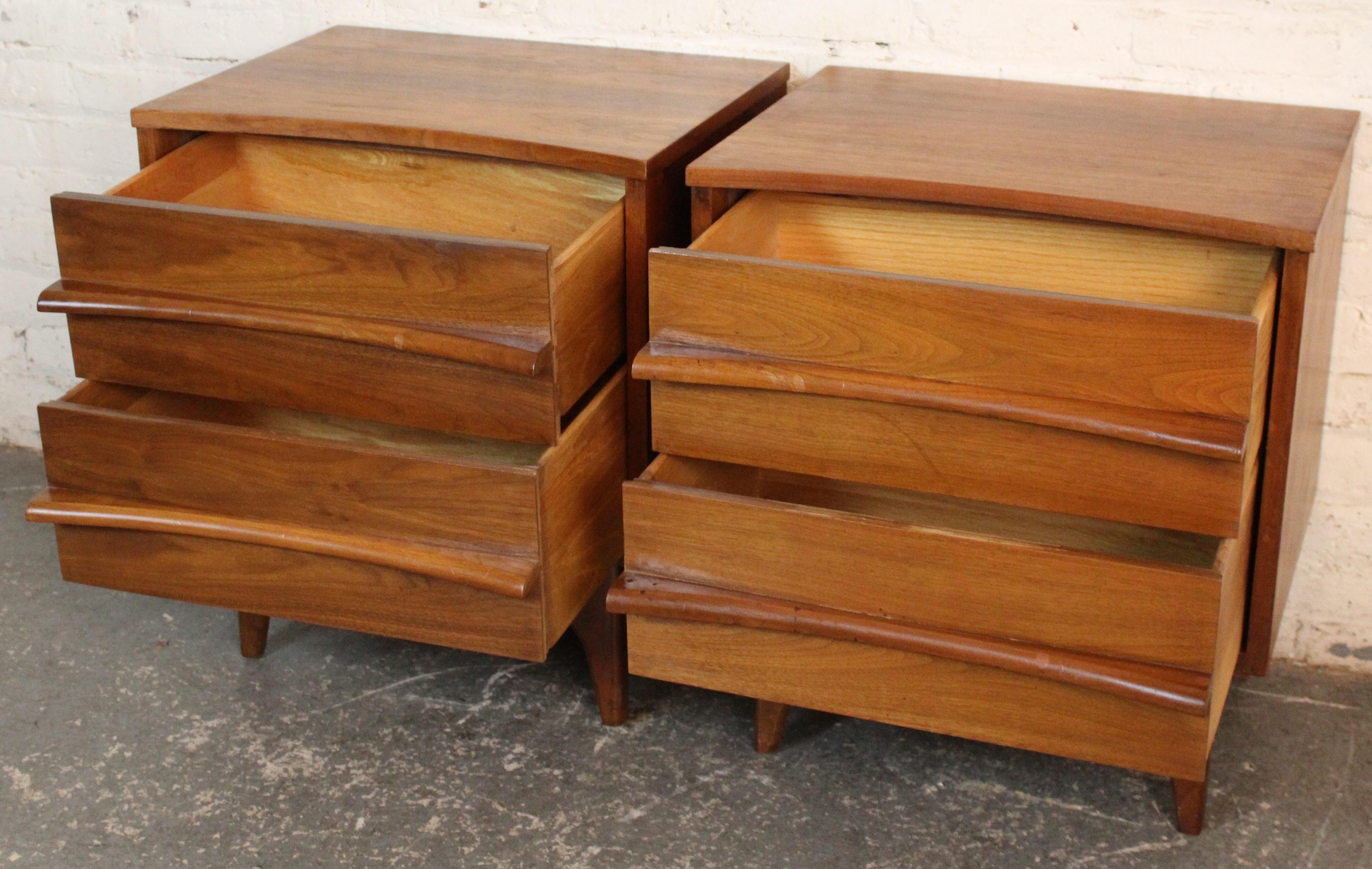 Paire de tables de nuit à façade incurvée par Young Manufacturing Co. en vente 1