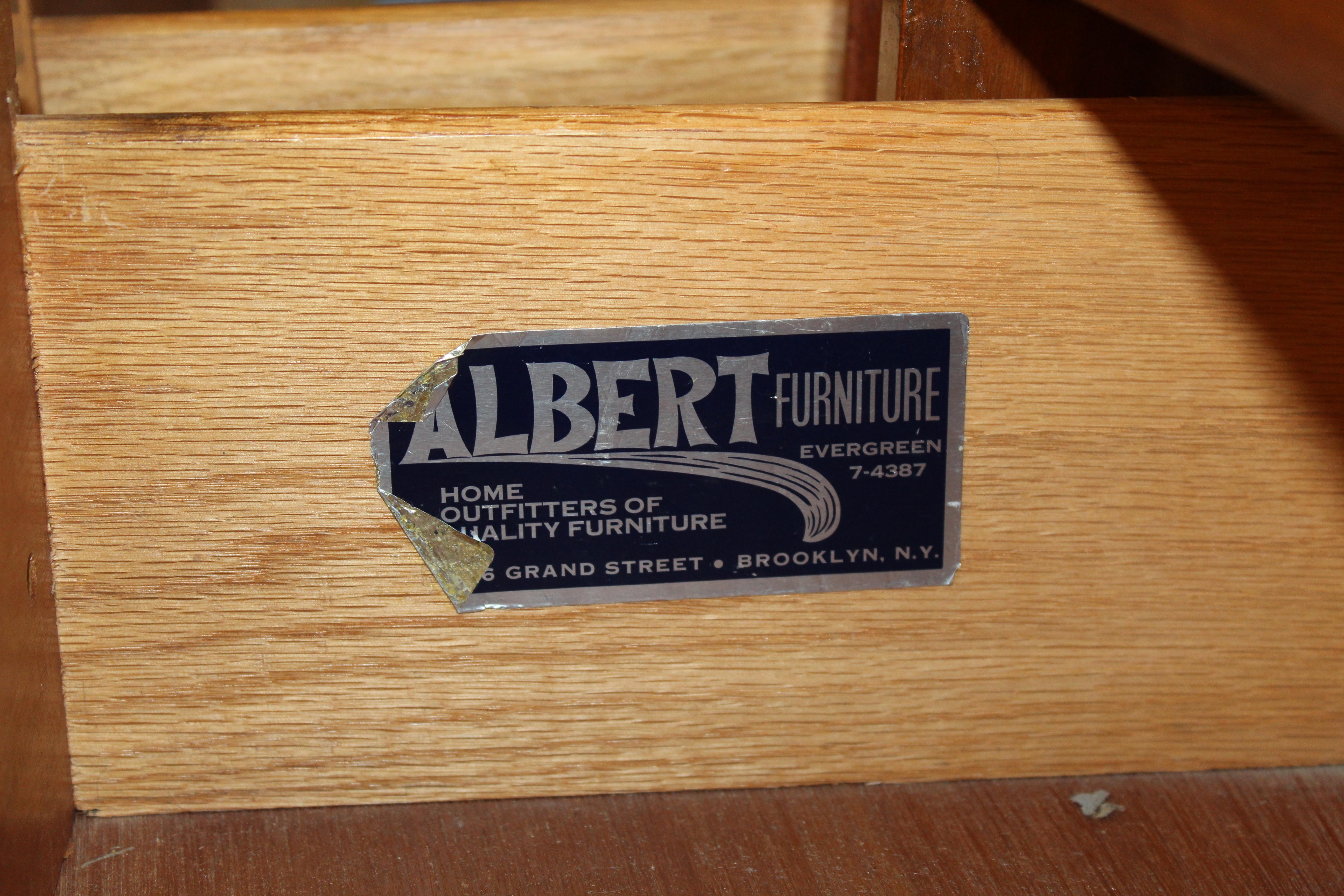 Paire de tables de nuit à façade incurvée par Young Manufacturing Co. en vente 2