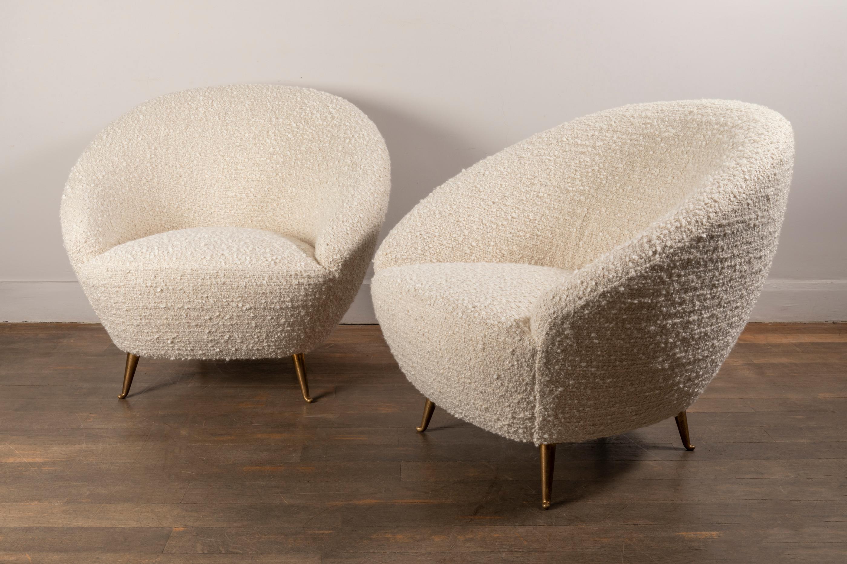 Pair of curved lounge chairs,
brass feet
attributed to Federico Munari 
re upholstered with nobilis fabric.
Italy, 1950s.

Measures: H  76 cm (29.9 in.)
W 84 cm (33.1 in.)
D 79 cm (31.1 in.)
H (seat) 39 cm (15.3 in.)