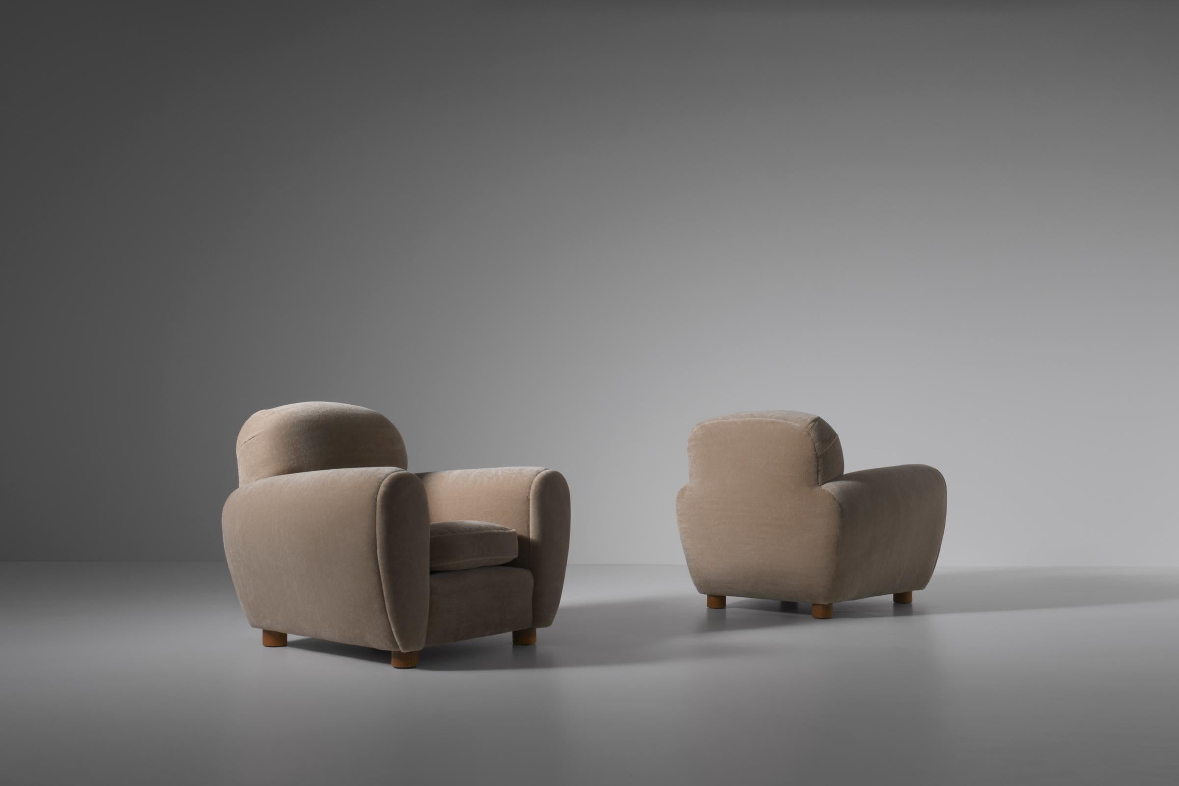 Superbe paire de chaises longues, France, années 1950. Des formes audacieuses impressionnantes et des lignes intéressantes avec des pieds en bois de chêne en forme de cylindre. Les chaises sont entièrement reconditionnées et sont tapissées d'un