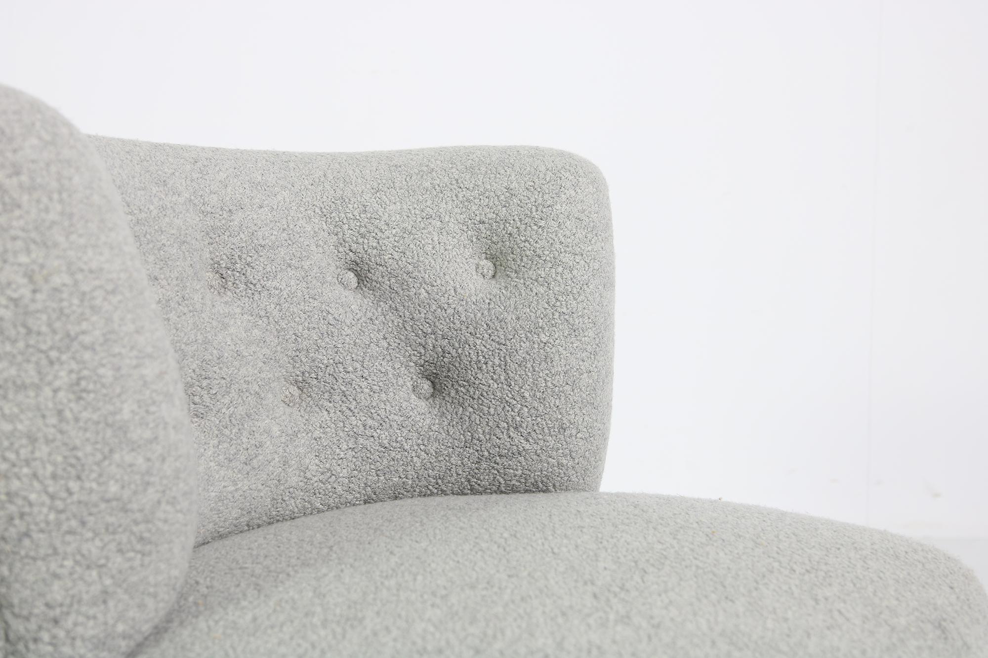 Pair of Curved Mid-Century Lounge Clam Chairs, Sweden 1950s, Boucle Fur, grey (Mitte des 20. Jahrhunderts)