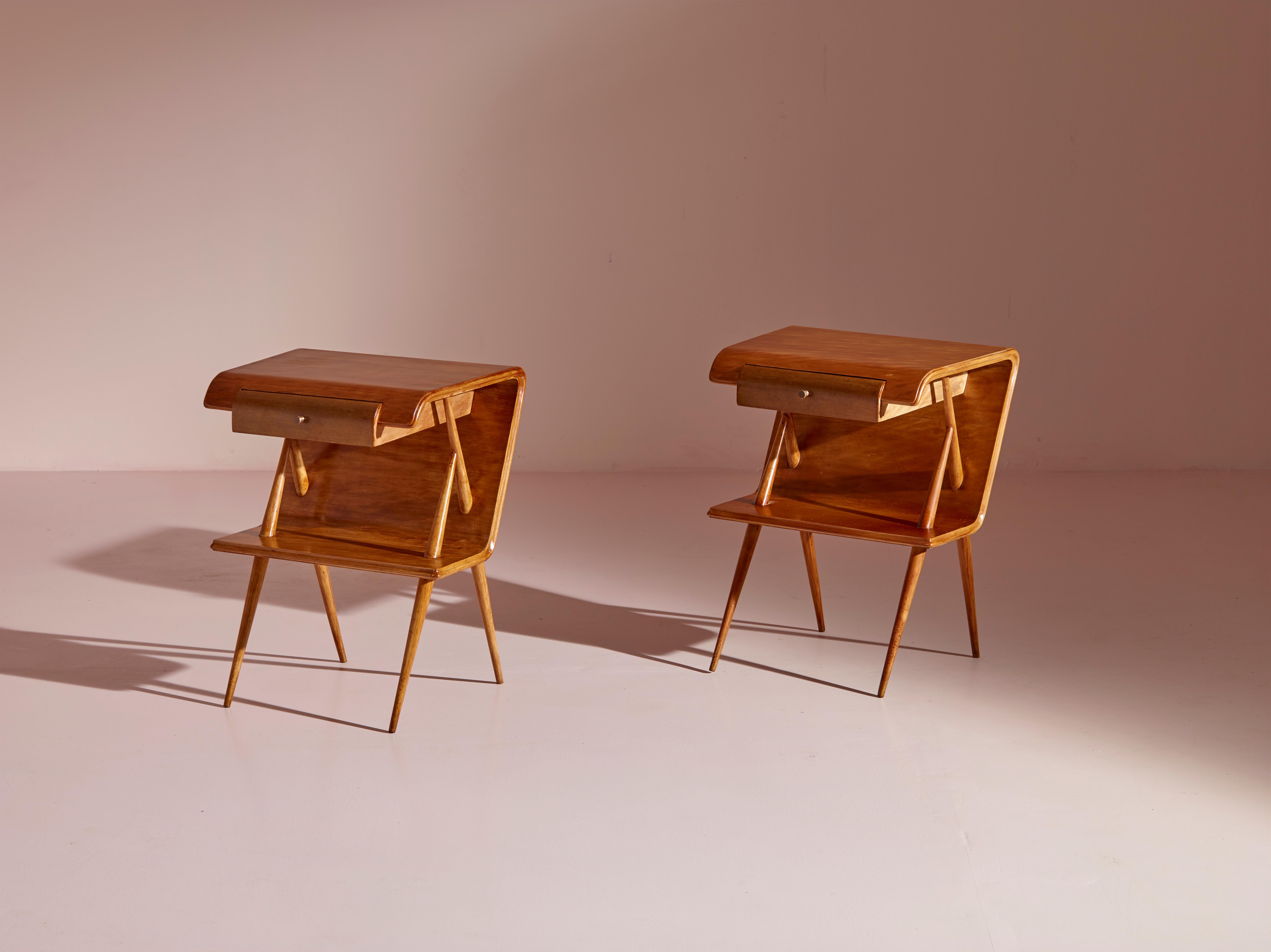 Ein wunderschönes Nachttischpaar aus den 1950er Jahren, das aus Italien stammt. Diese Tische werden fachmännisch mit massiven Ahornbeinen und einer gebogenen Sperrholzstruktur gefertigt.

Die raffinierte Kombination aus Massivholz und Sperrholz