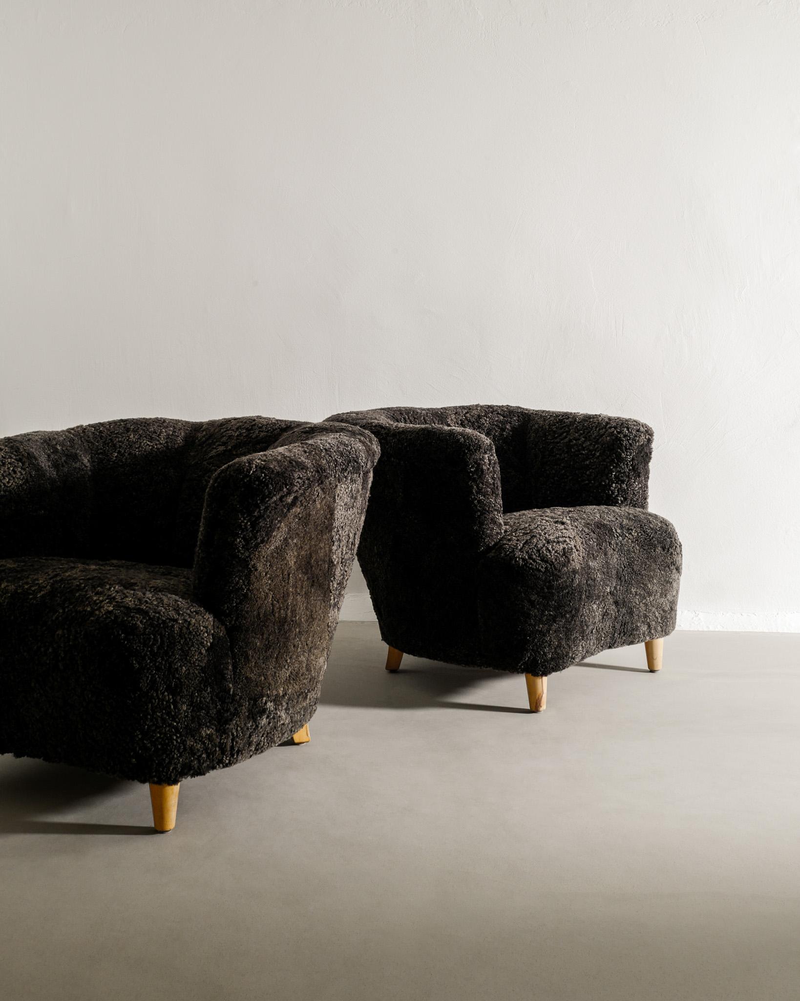 Scandinavian Modern Pair of Curved Swedish Modern Arm Lounge Chairs in Grey Sheepskin Produced 1940s For Sale